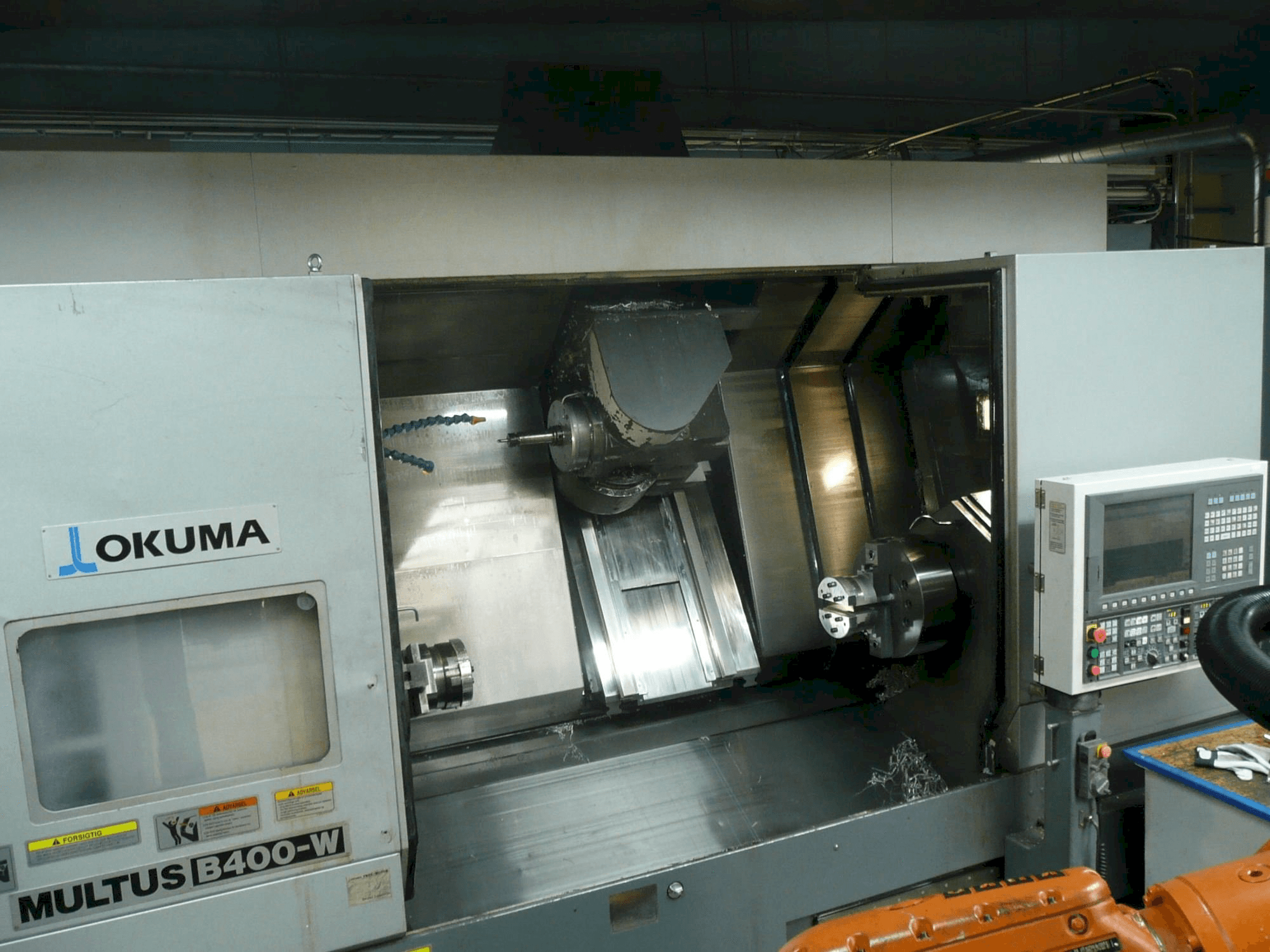 Frontansicht der Okuma MULTUS B400-W Maschine