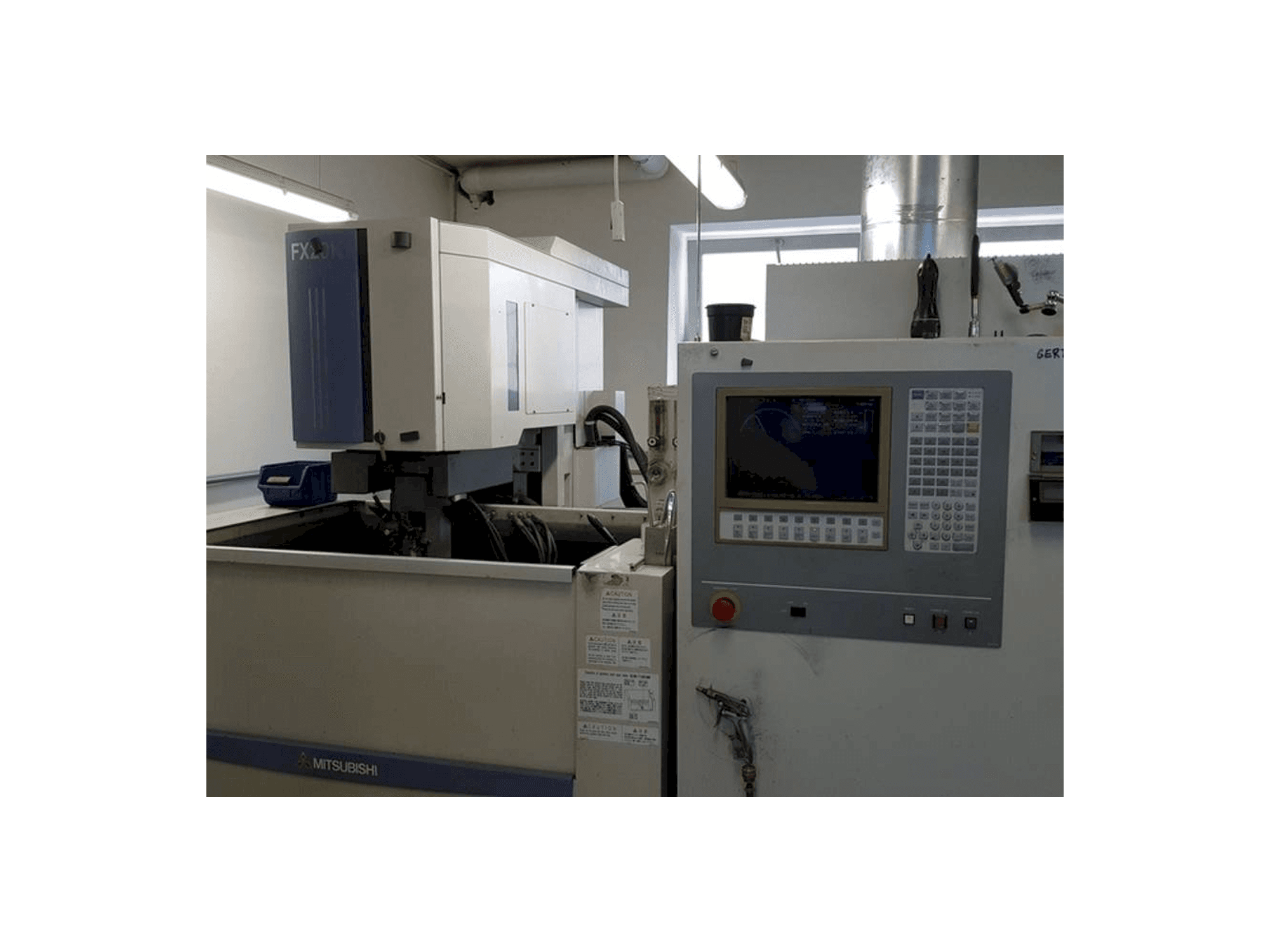 Frontansicht der Mitsubishi FX 20 Maschine