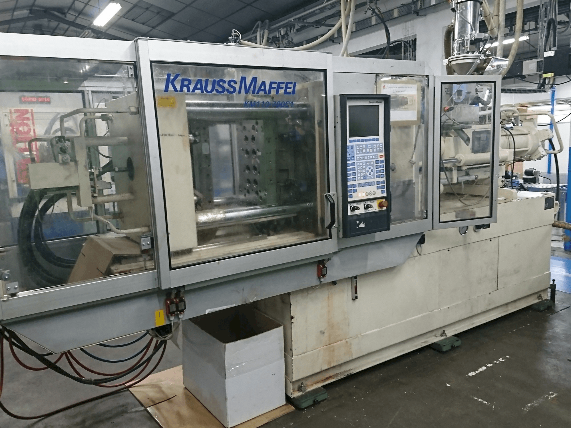 Frontansicht der Krauss Maffei 110 - 700 C1 Maschine