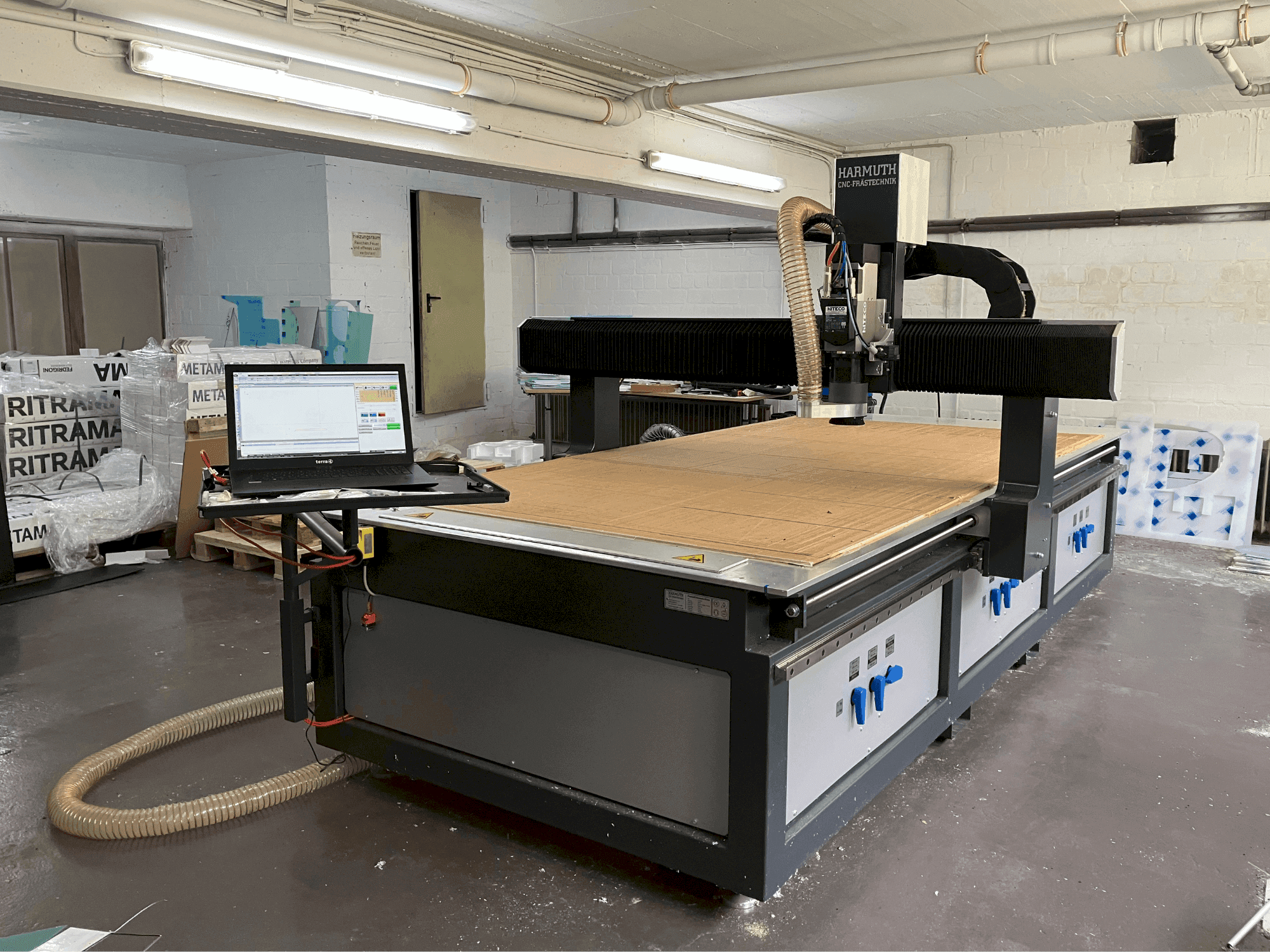 Frontansicht der HARMUTH F+3000 Maschine