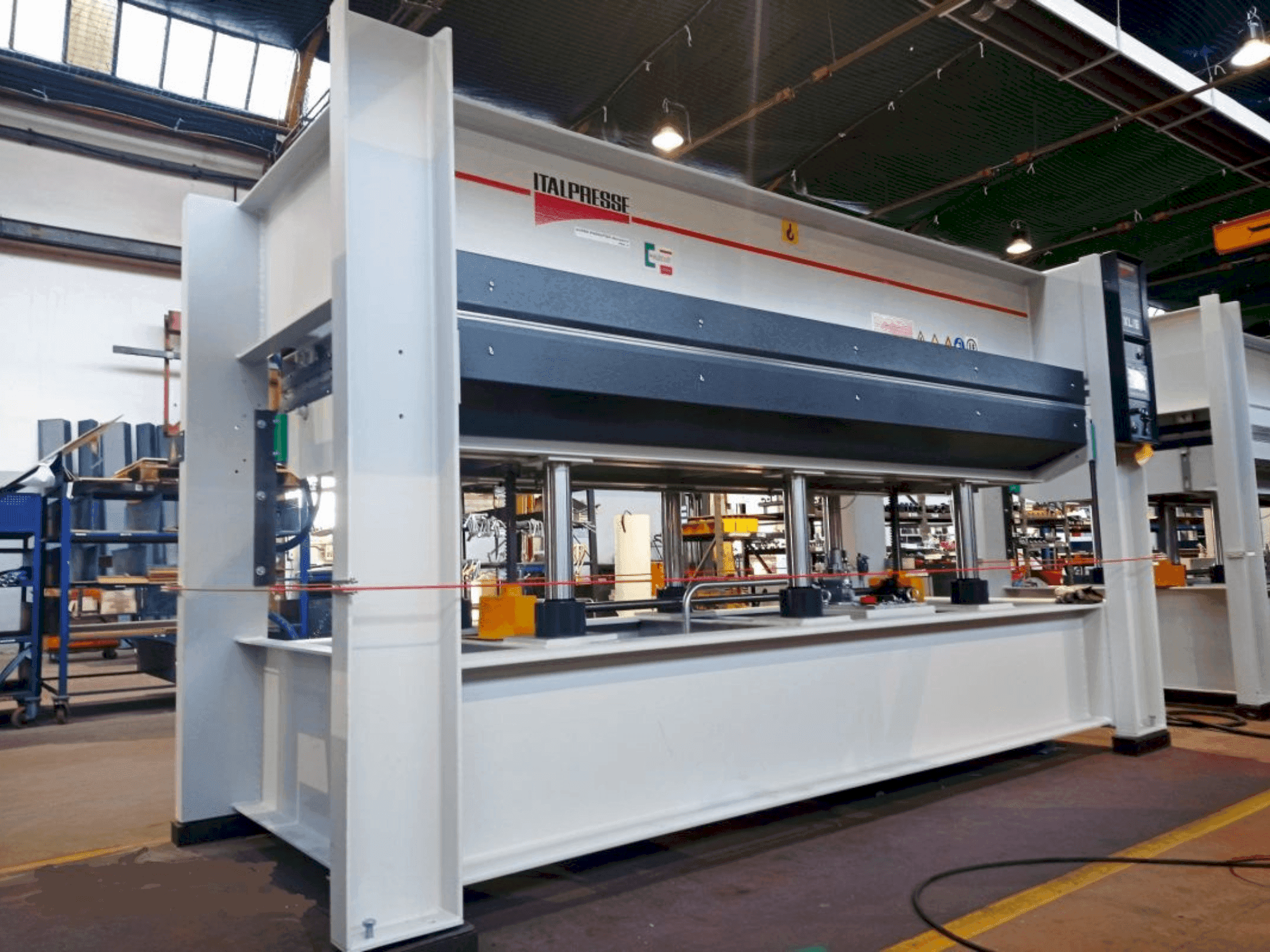 Frontansicht der ITALPRESSE XL/6 30-13 PM BO Maschine