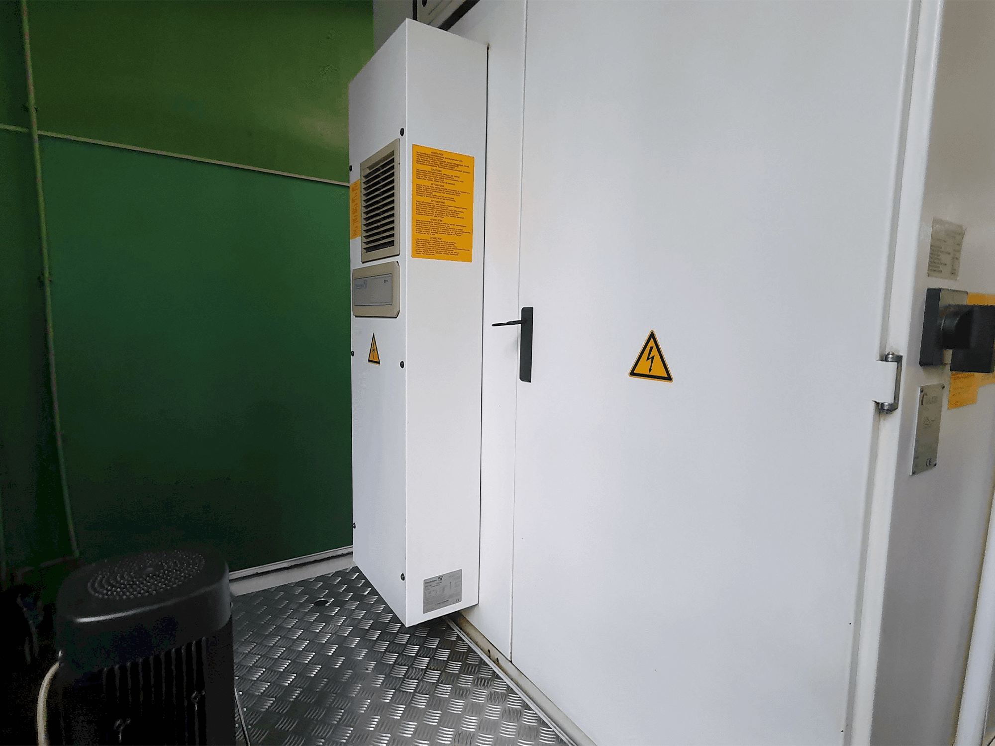 Rückansicht der Walter Helitronic Power Maschine