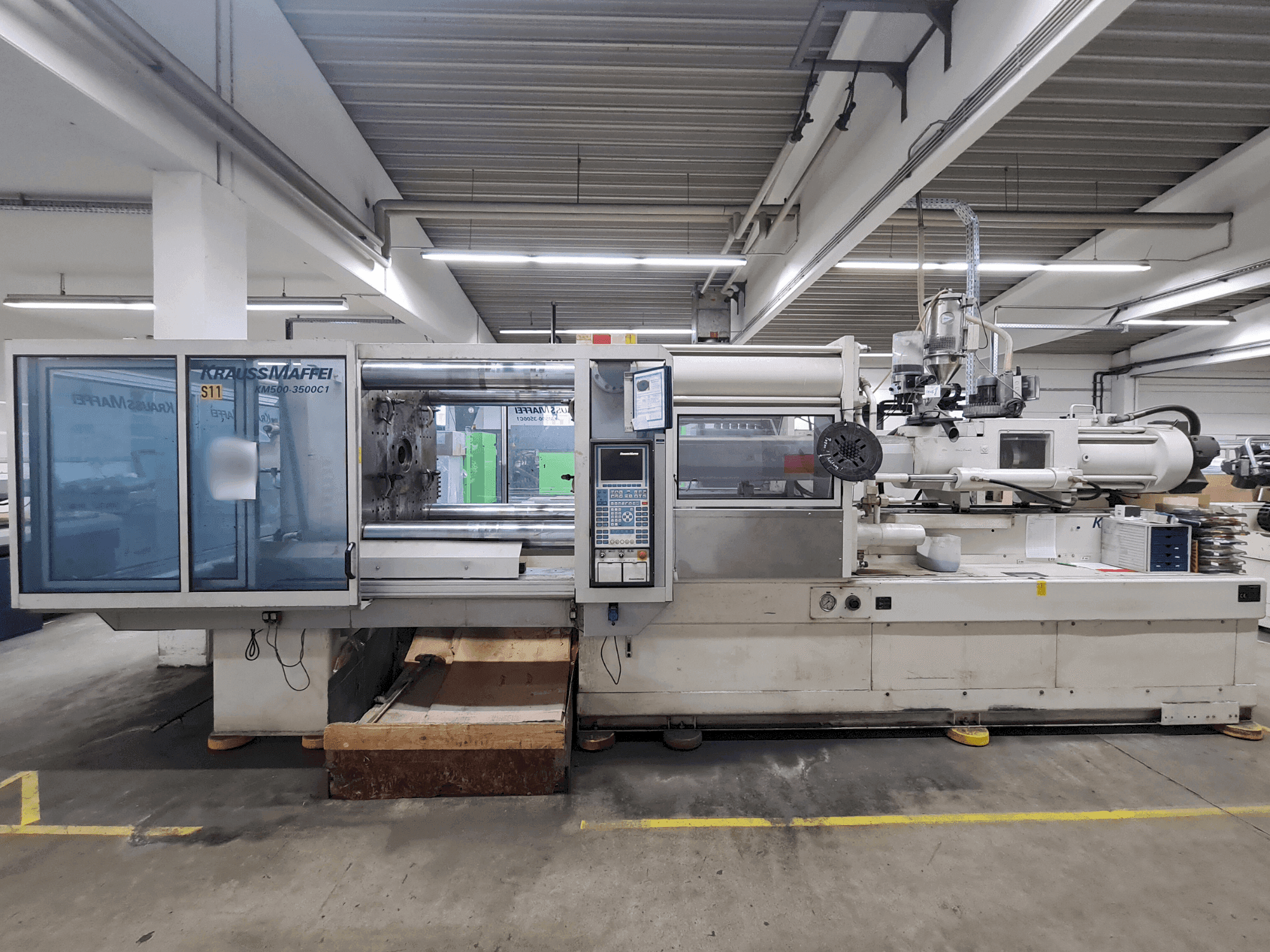 Frontansicht der Krauss Maffei 500-3500 C1 Maschine