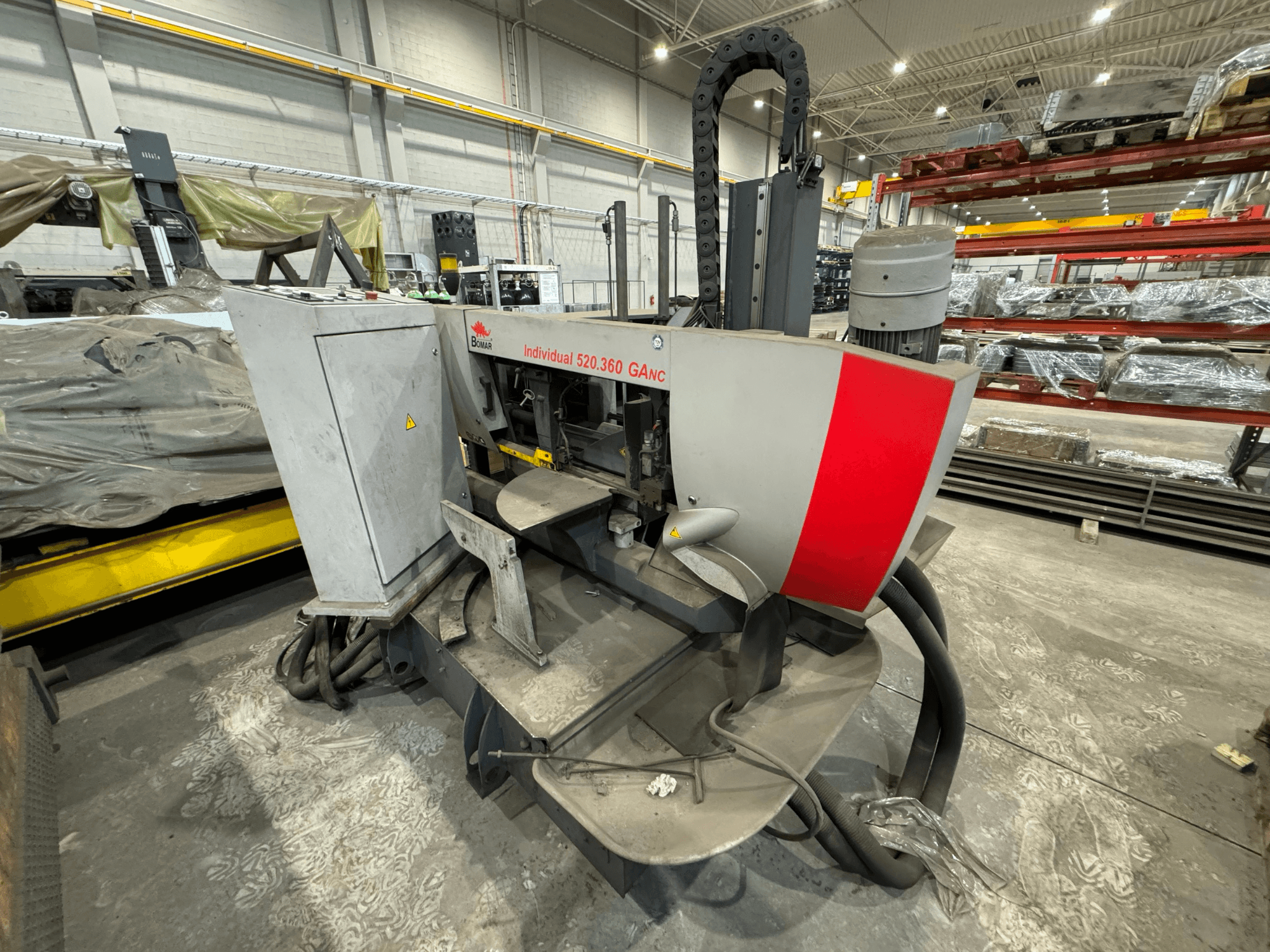 Böhler Individual 520.360 GANC CNC-Maschine in einer Werkstatt, von vorne gesehen mit sichtbarer Steuerung und Motor.