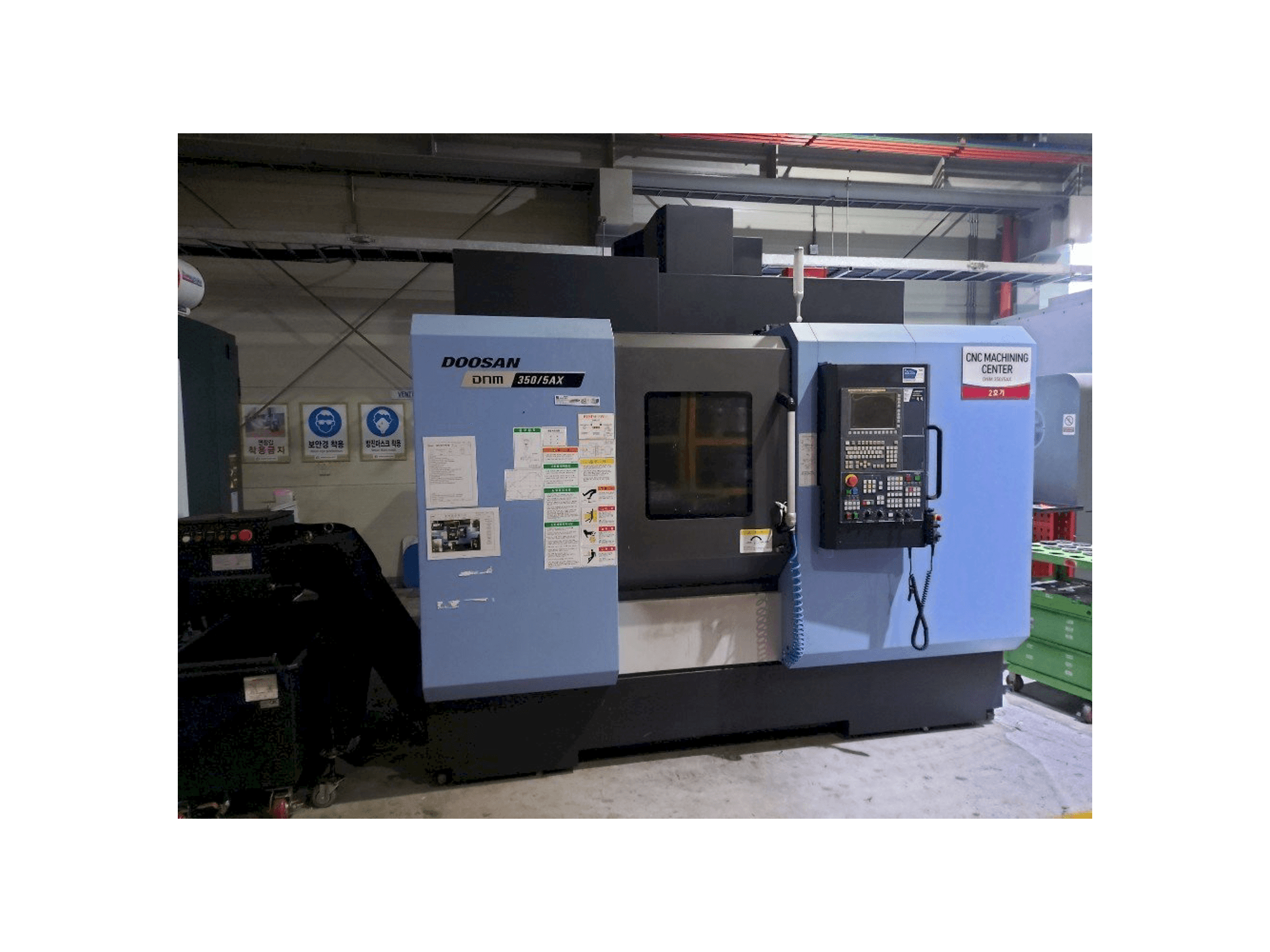 Frontansicht der Doosan DNM350/5AX Maschine