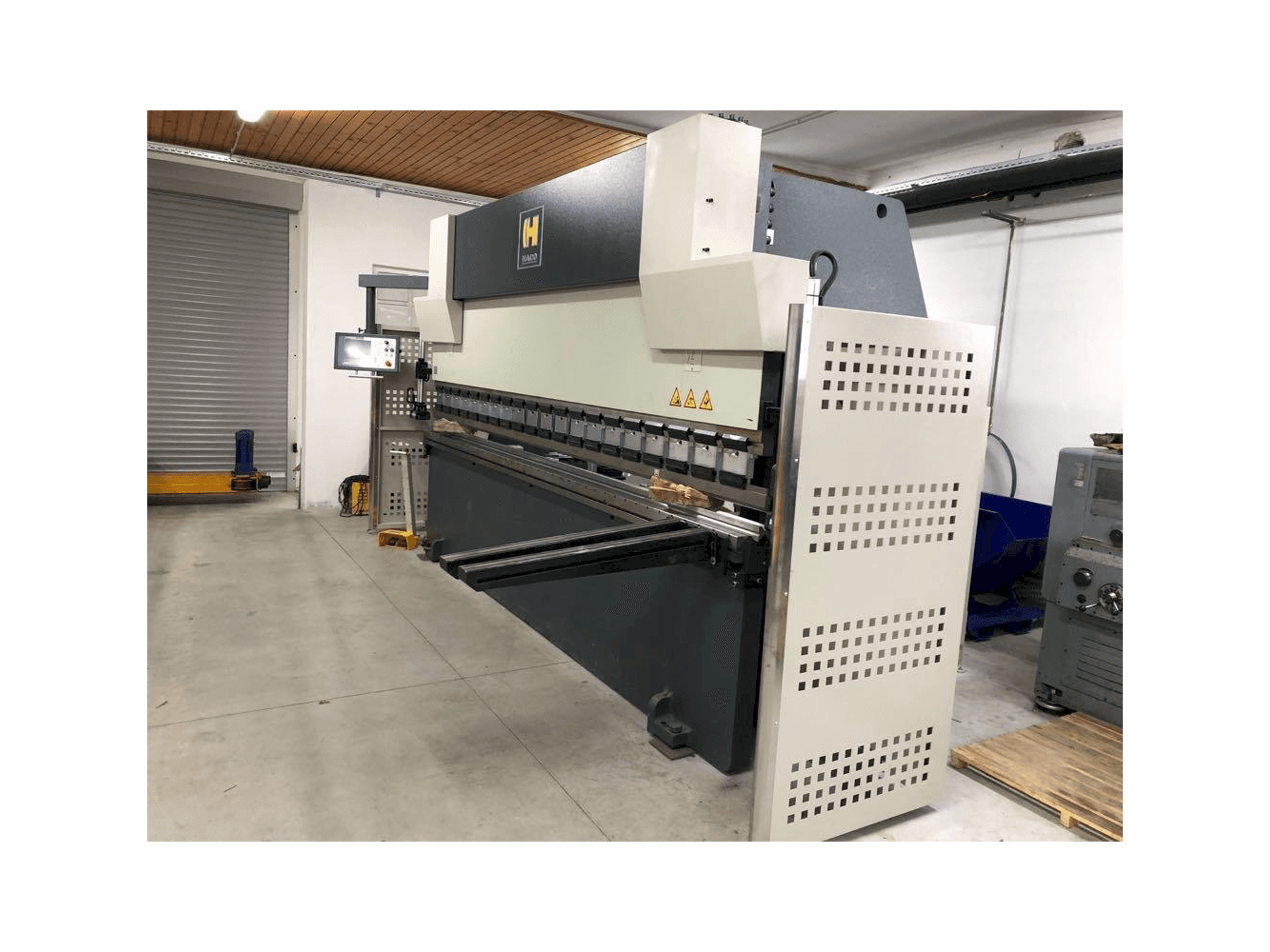Frontansicht der HACO SYNCHROMASTER 40175 Maschine