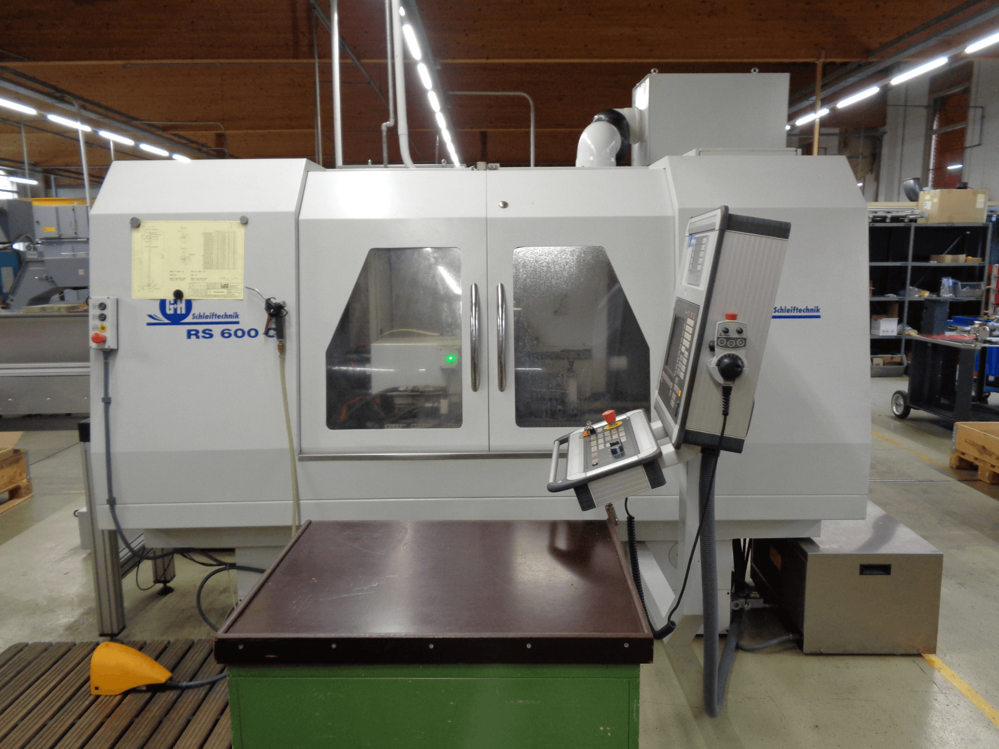 Rundschleifmaschine GEIBEL & HOTZ RS 600 C, Frontansicht mit Bedienfeld und Arbeitstisch in einer Werksumgebung.