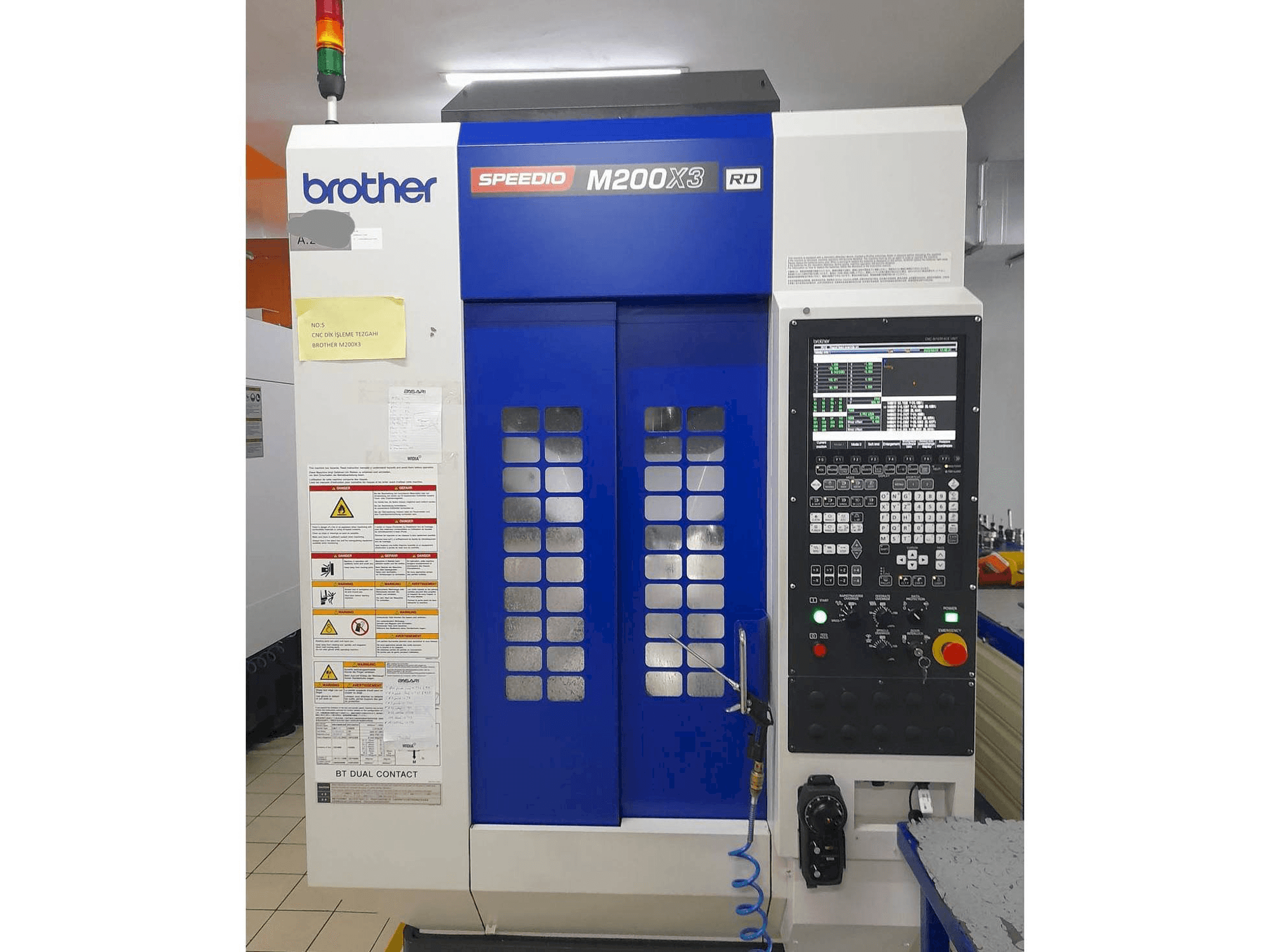 Frontansicht der Brother M200X3 Maschine