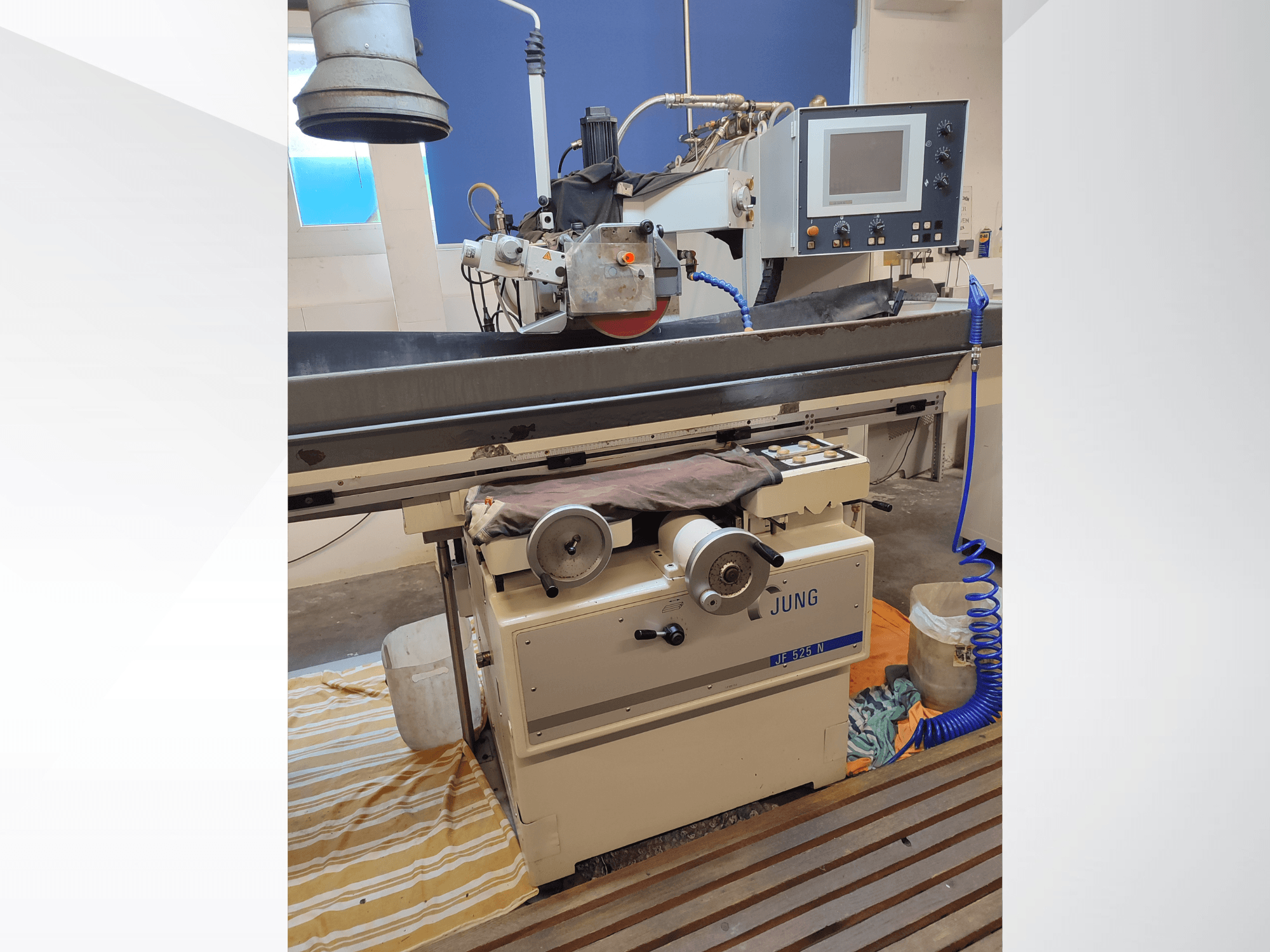 Flachschleifmaschine JUNG JF 525 N, Vorderansicht mit Schleifscheibe, Bedienpult und Sockeldetails.