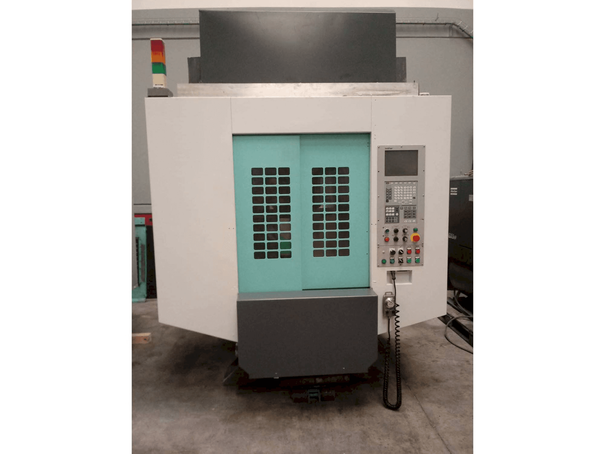 Frontansicht der Brother TC-S2DN-O Maschine