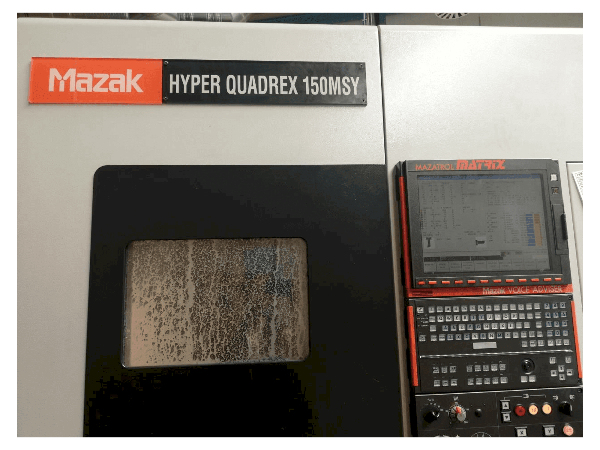 Frontansicht der Mazak HYPER QUADREX 150MSY Maschine