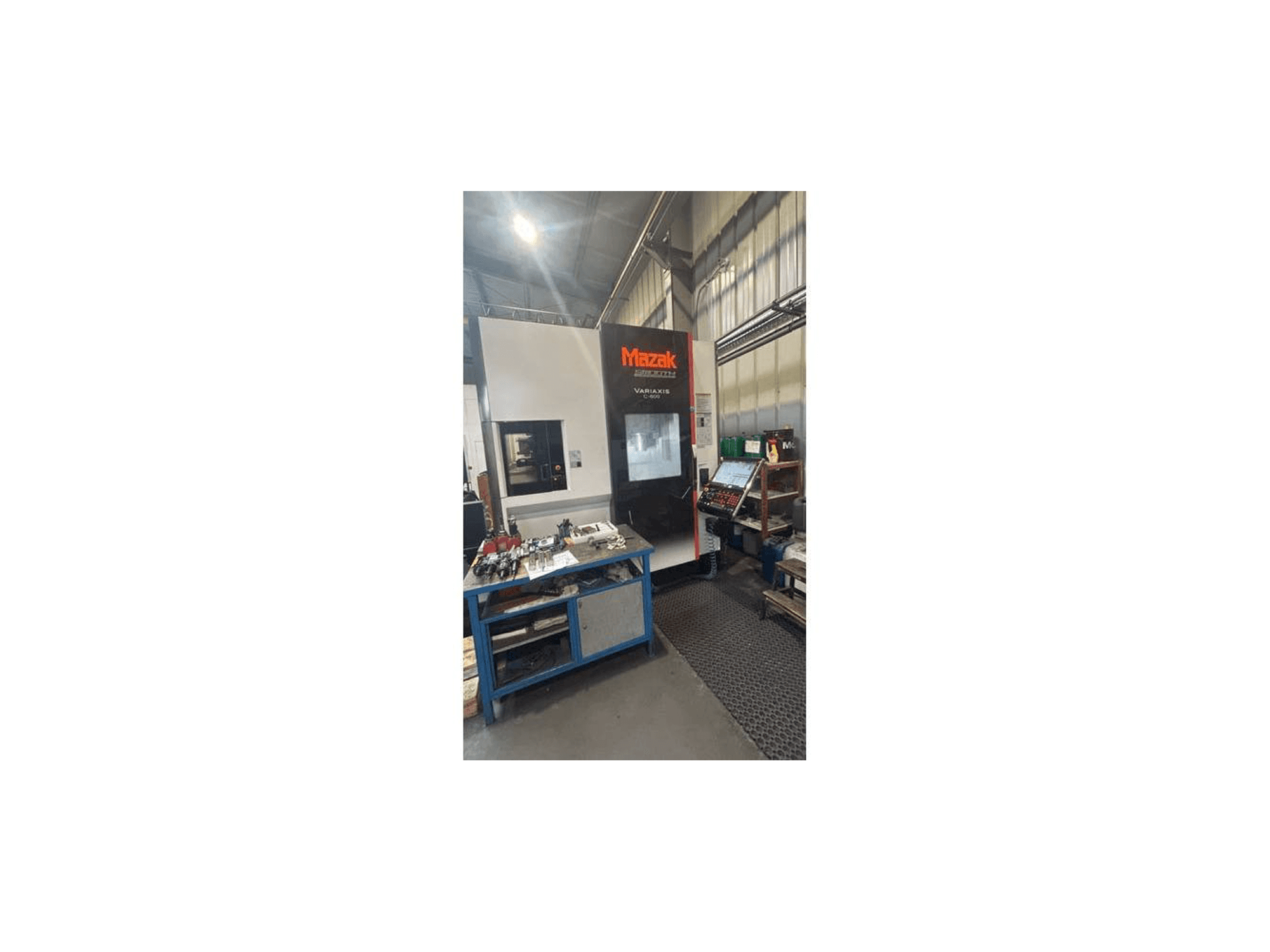 Frontansicht der Mazak Variaxis C-600 Maschine