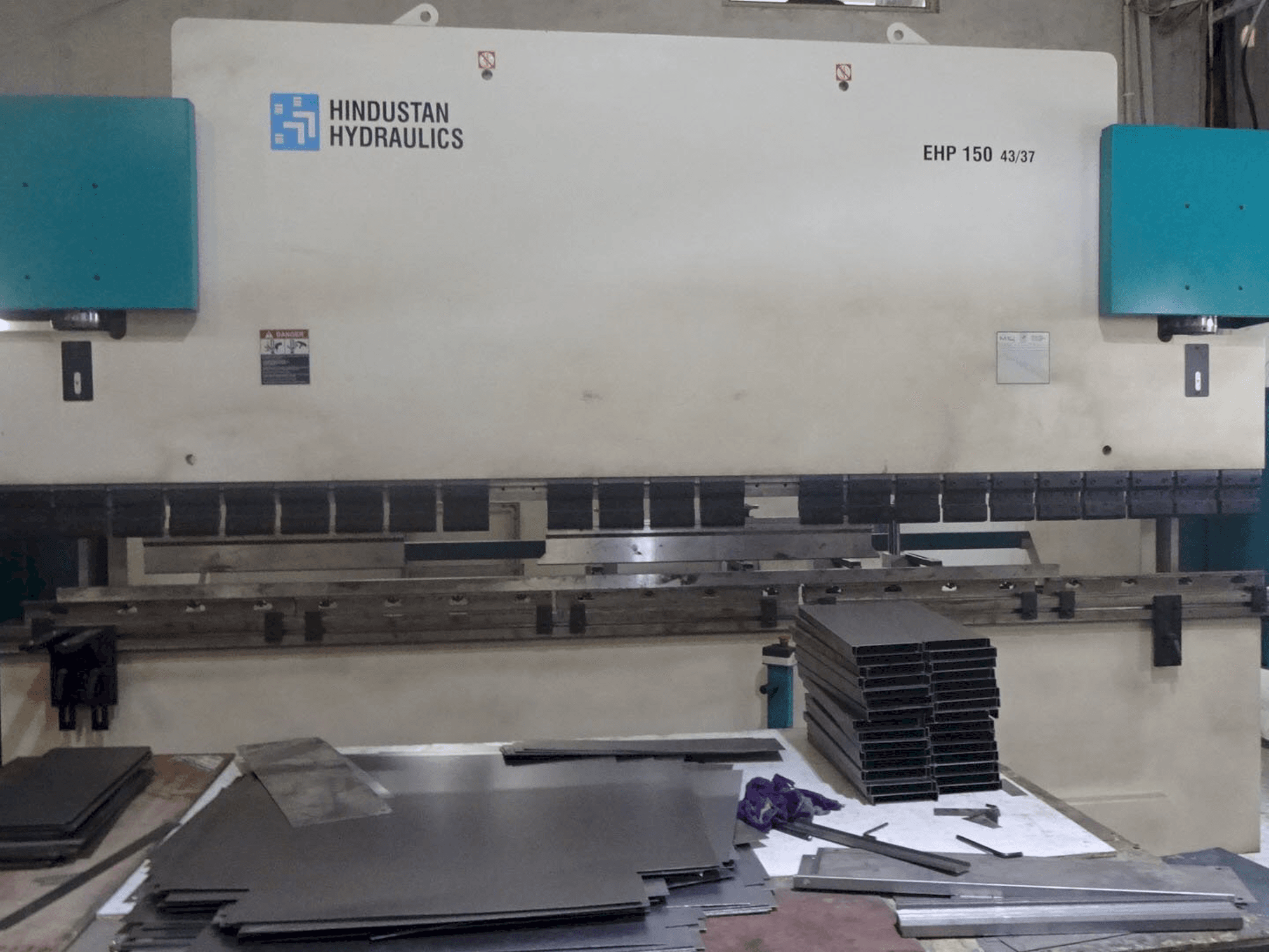 Frontansicht der Hindustan Hydraulics EHP 150 Maschine