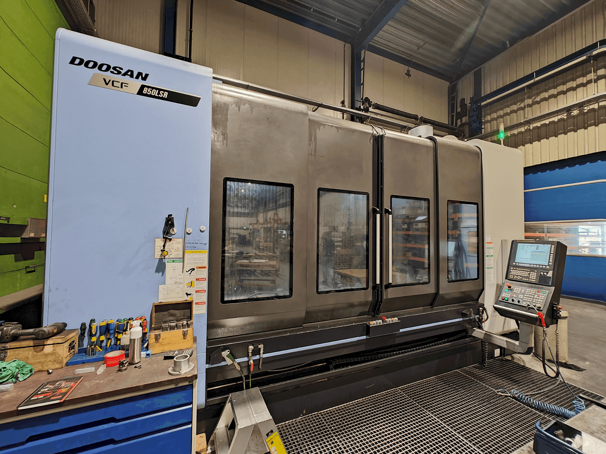 Frontansicht der DOOSAN VCF 850 LSR Maschine