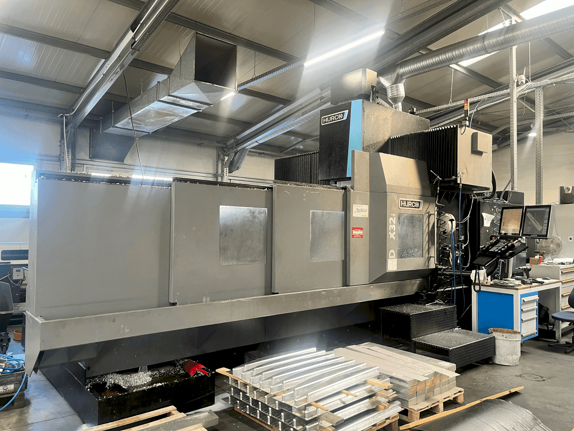 Frontansicht der Hurco DCX32i Maschine