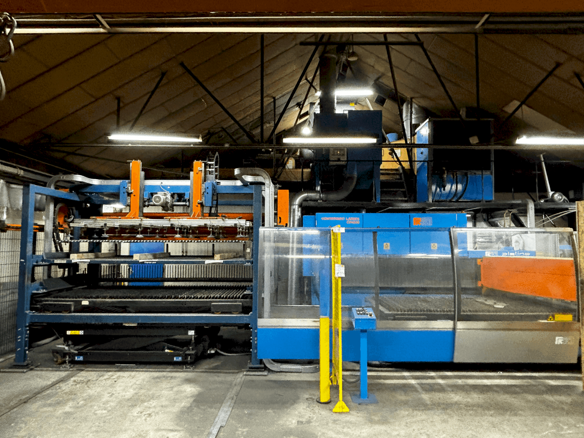 Frontansicht der Prima Industrie Platino 1530 Maschine