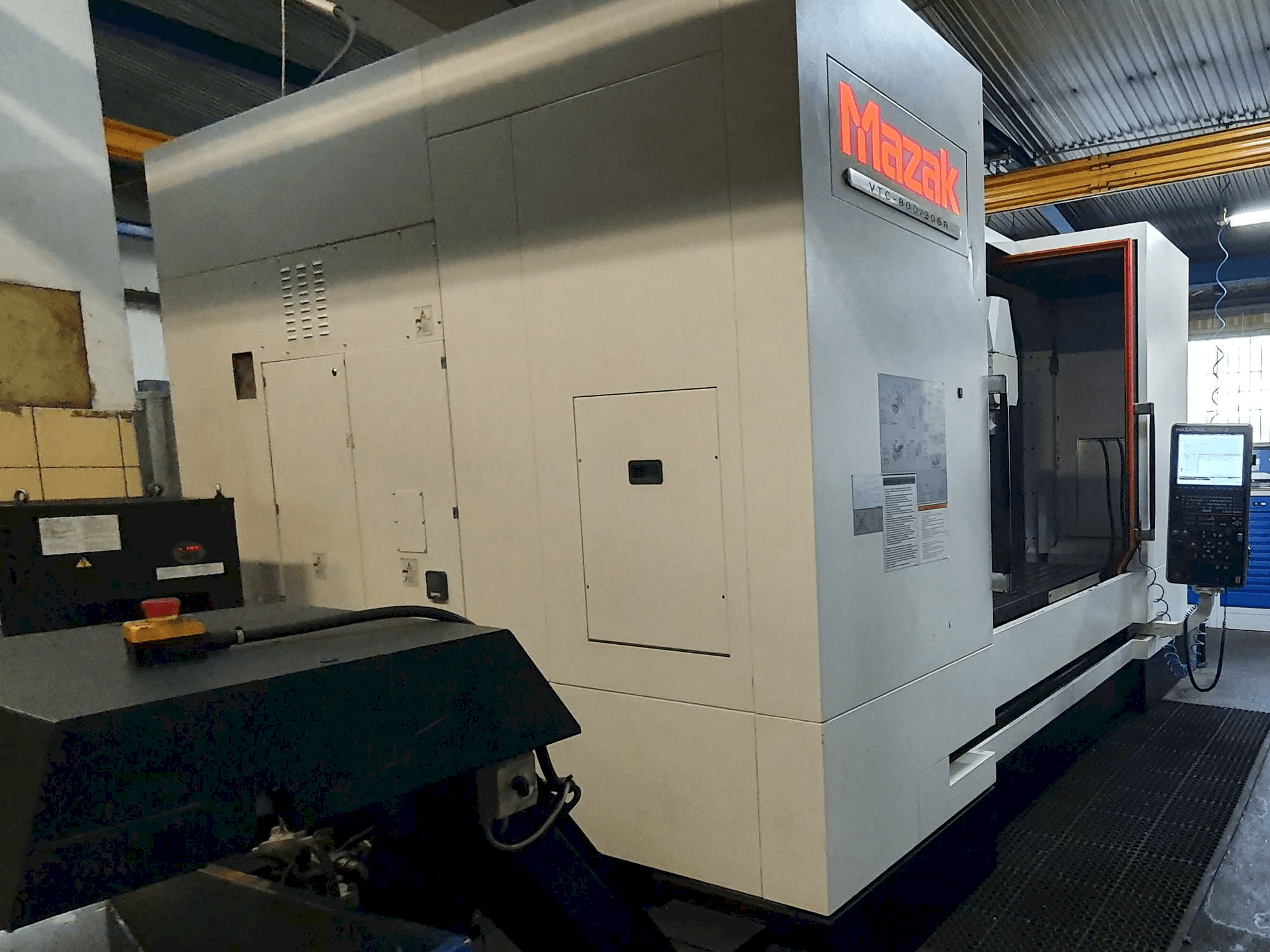 Linke Ansicht der Mazak VTC-800/20SR Maschine