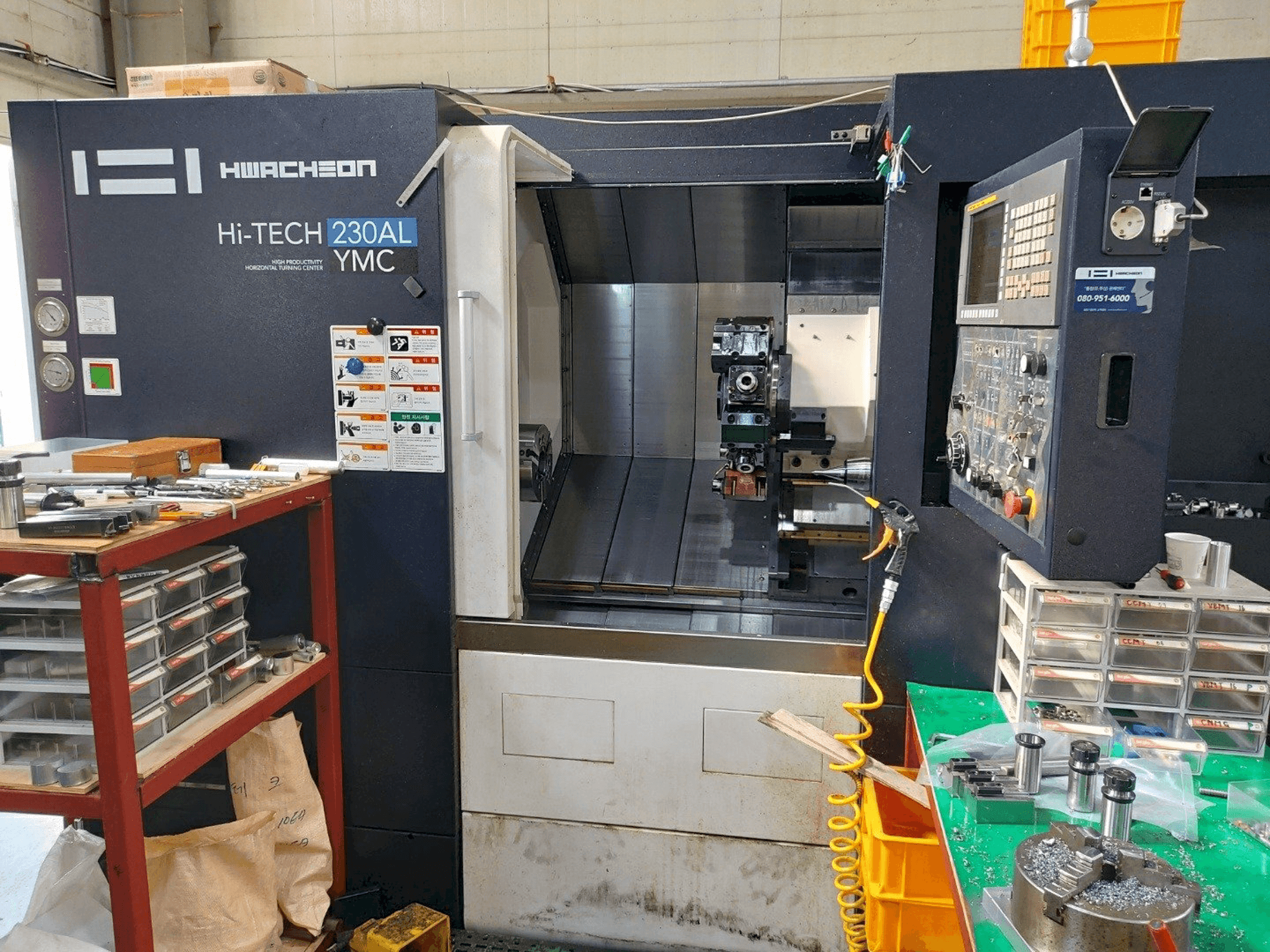 Frontansicht der HWACHEON Hi-TECH 230AL YMC Maschine