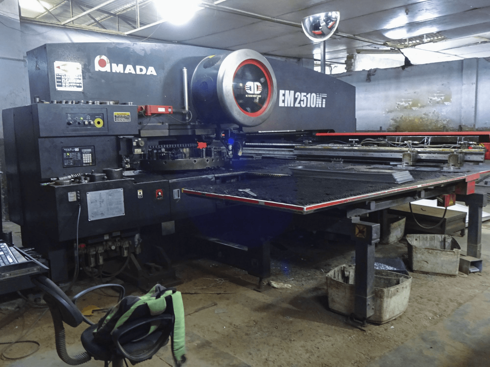 Frontansicht 1 der AMADA EM2510NT Maschine