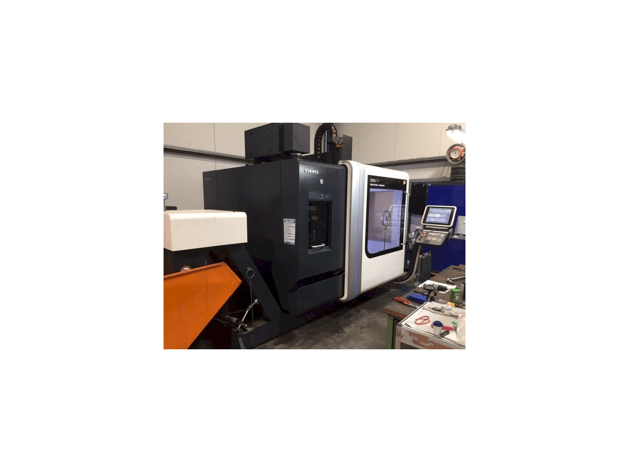 Frontansicht der DECKEL MAHO DMU 70 Maschine