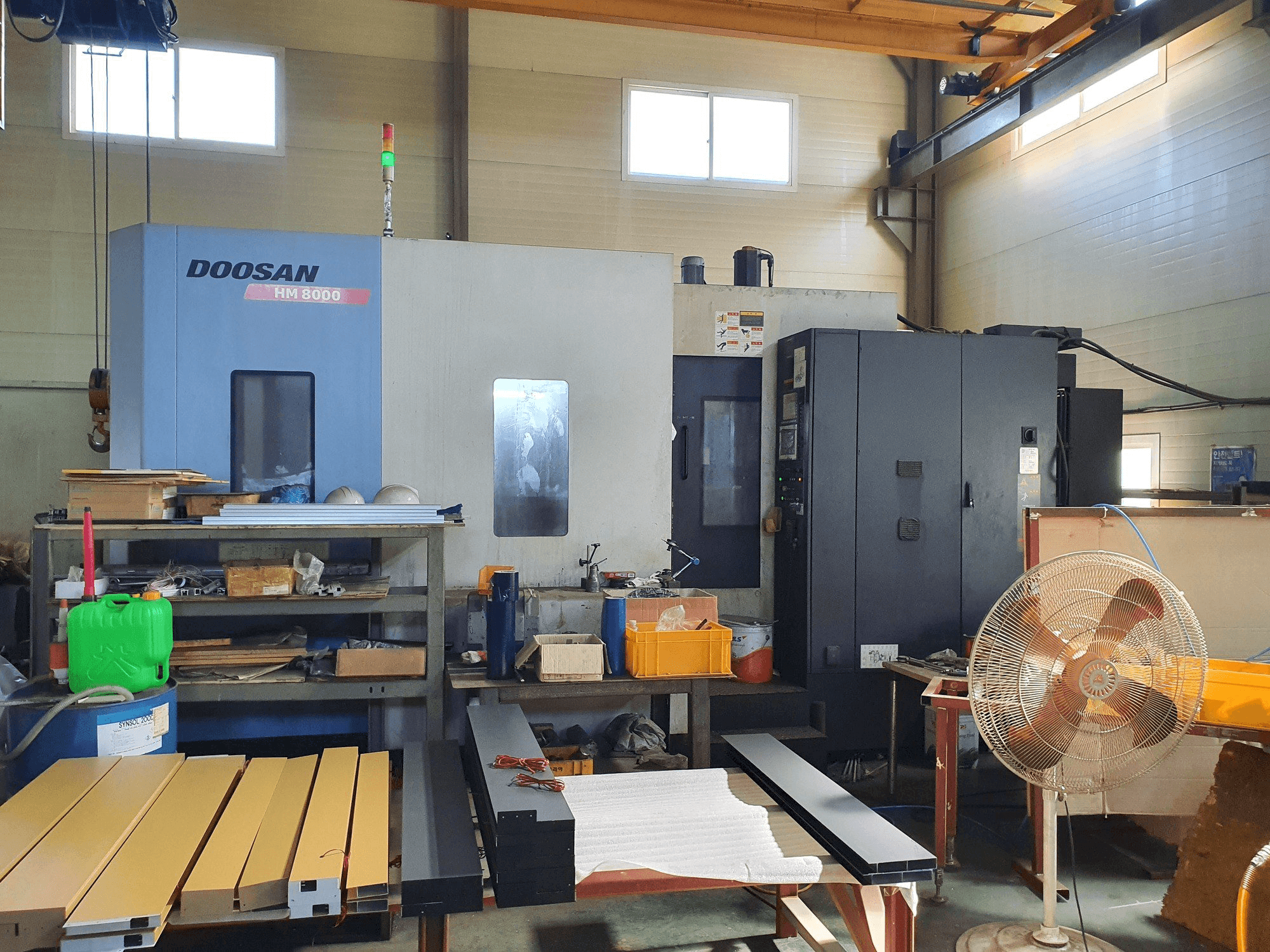 Frontansicht der Doosan HM8000 Maschine