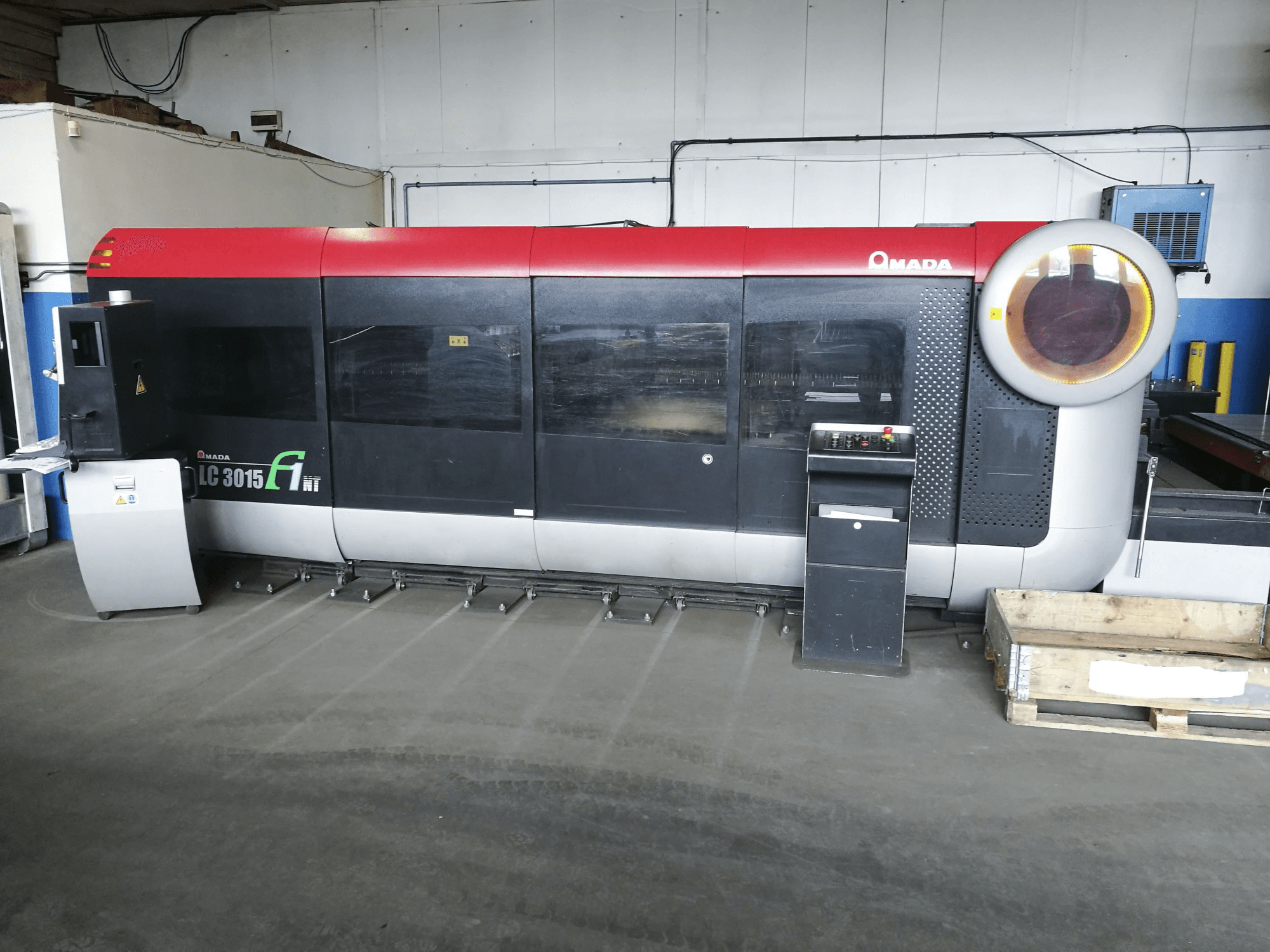 Frontansicht der AMADA LC3015 F1NT Maschine