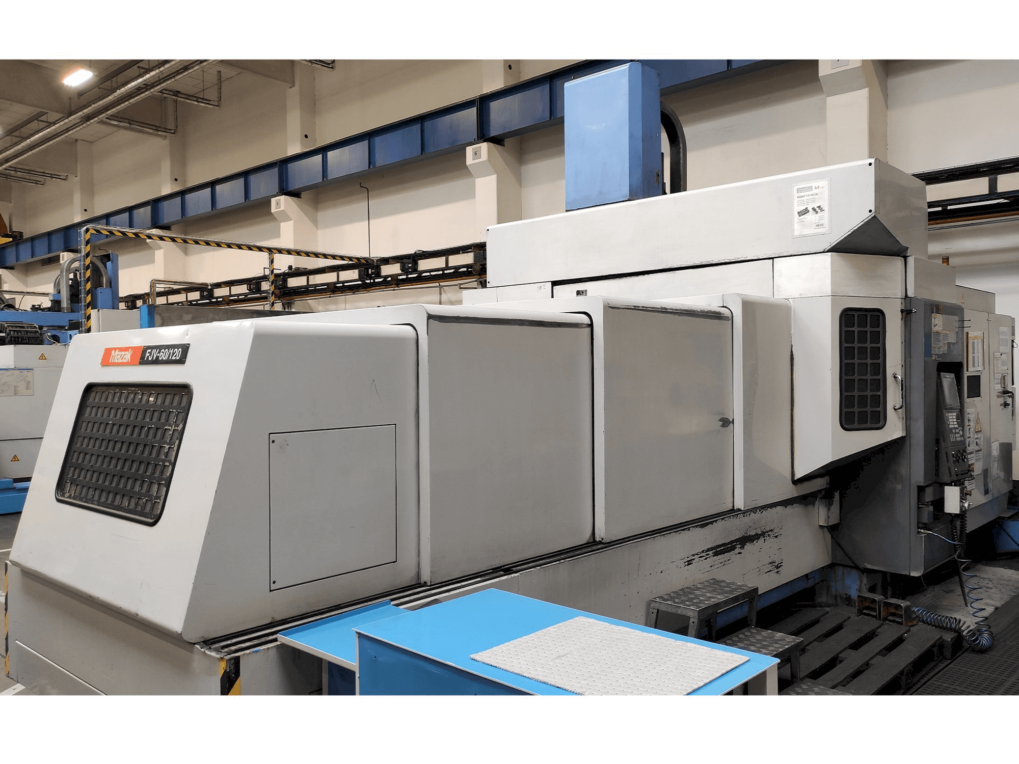 Frontansicht der Mazak FJV 60/120 Maschine