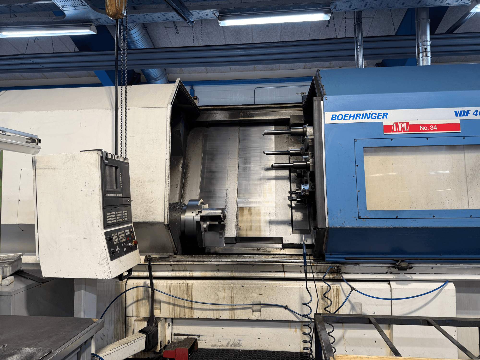 Horizontal-Drehmaschine BOEHRINGER VDF 400 CM, Frontansicht mit Blick auf das Bedienfeld und den Hauptarbeitsbereich.