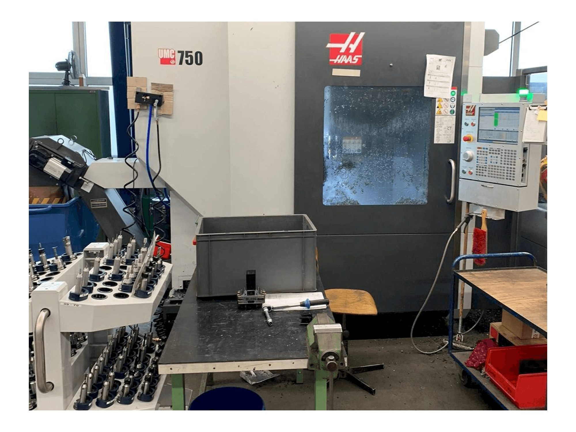 Frontansicht der HAAS UMC - 750 Maschine