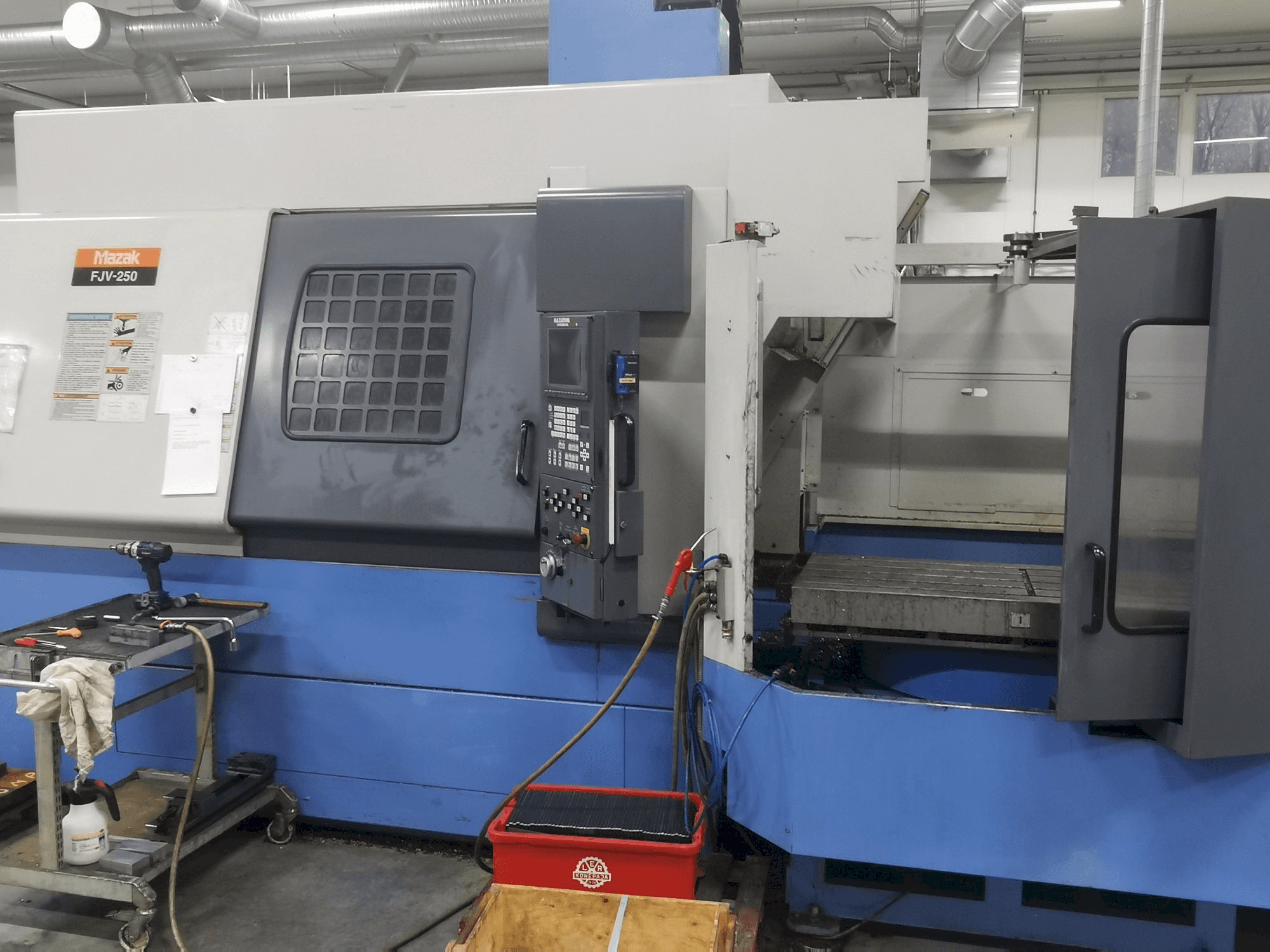 Frontansicht der Mazak FJV250 Maschine