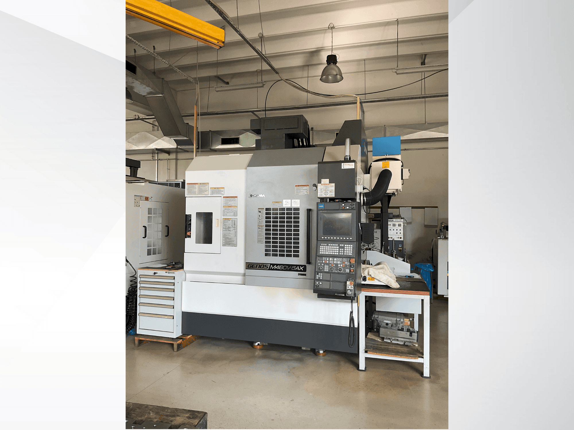 Frontansicht der Okuma GENOS M460V-5AX Maschine