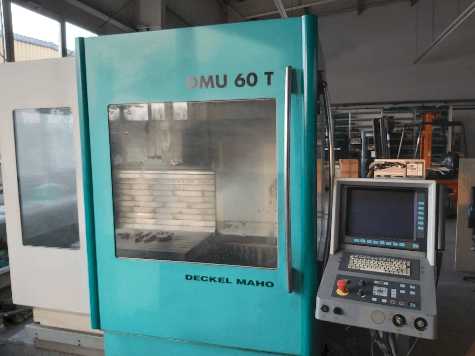 Frontansicht der DECKEL MAHO DMU 60 T Maschine