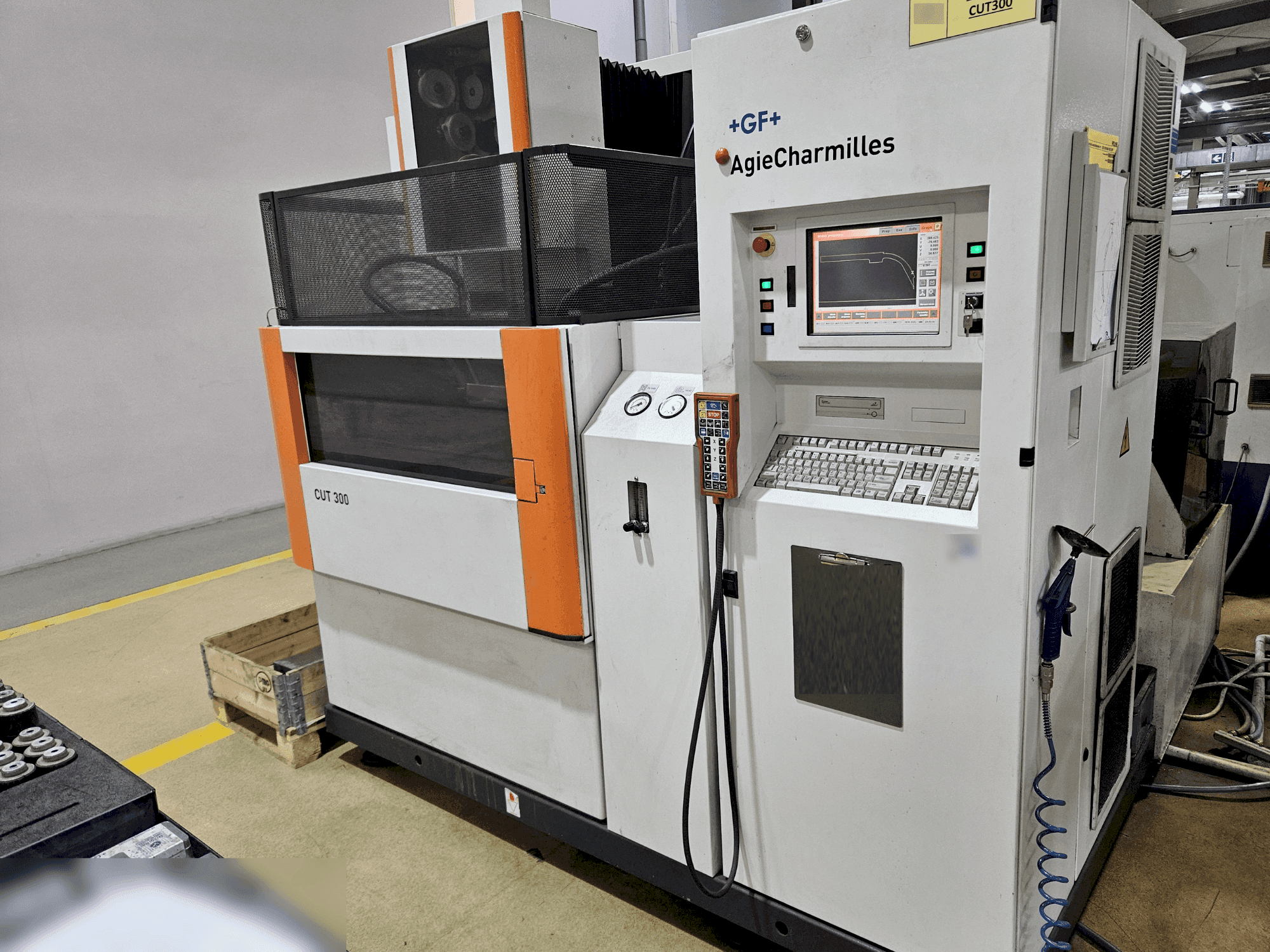 Frontansicht der AgieCharmilles CUT 300 Maschine