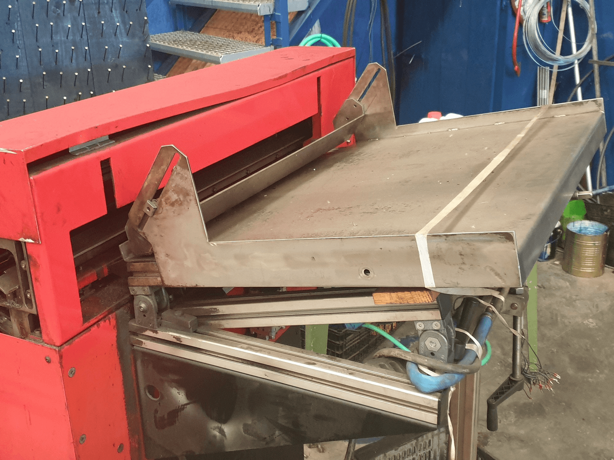 Linke Seitenansicht der EMCO LM 800 Maschine