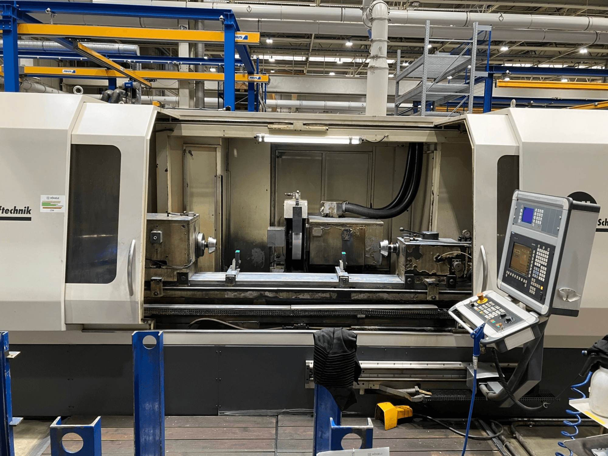 GEIBEL & HOTZ RS 2000 CM-DS Rundschleifmaschine, Frontansicht mit Bedienfeld und Schleifbereich.