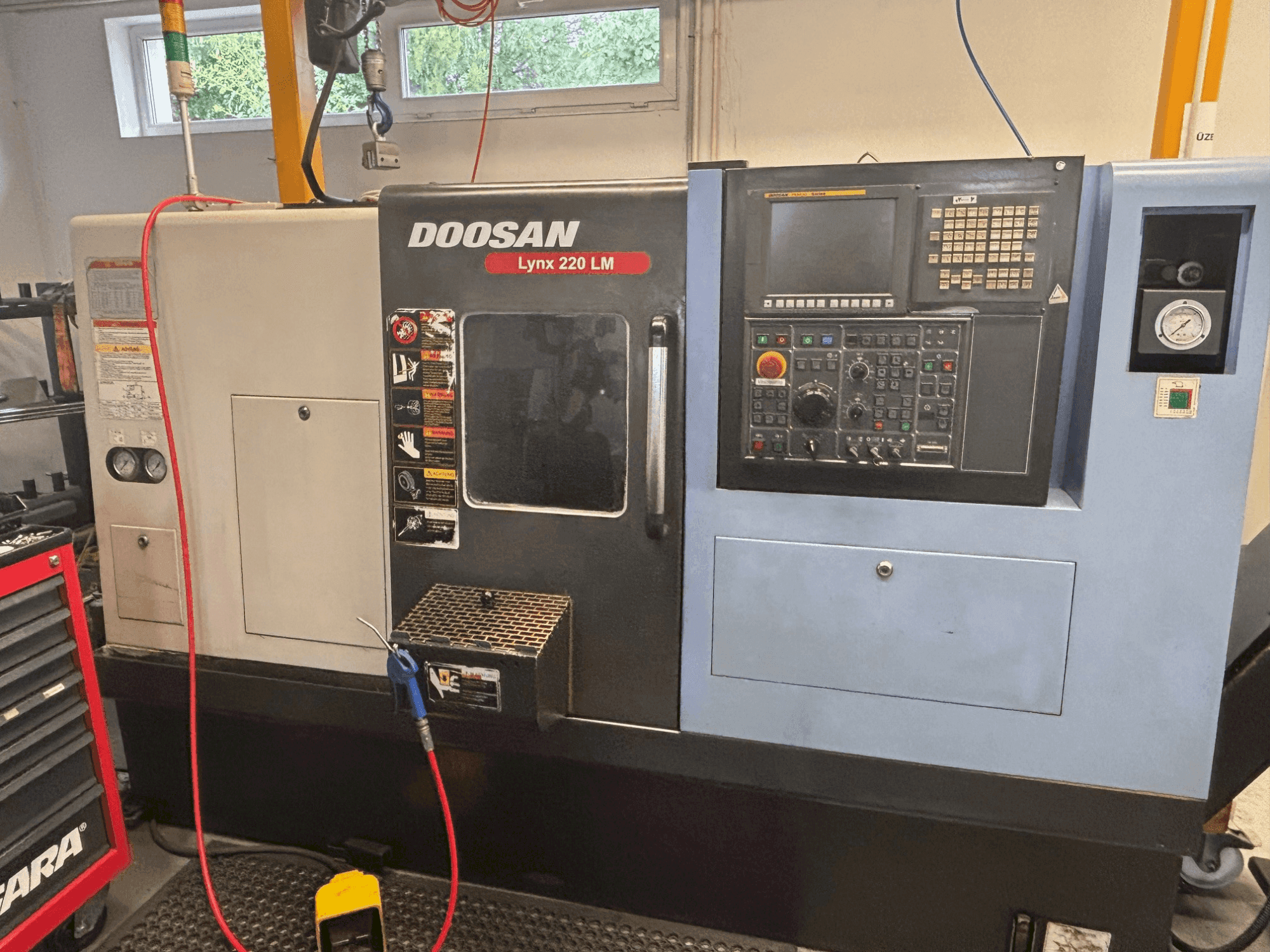 Frontansicht der DOOSAN LYNX 200 LM Maschine