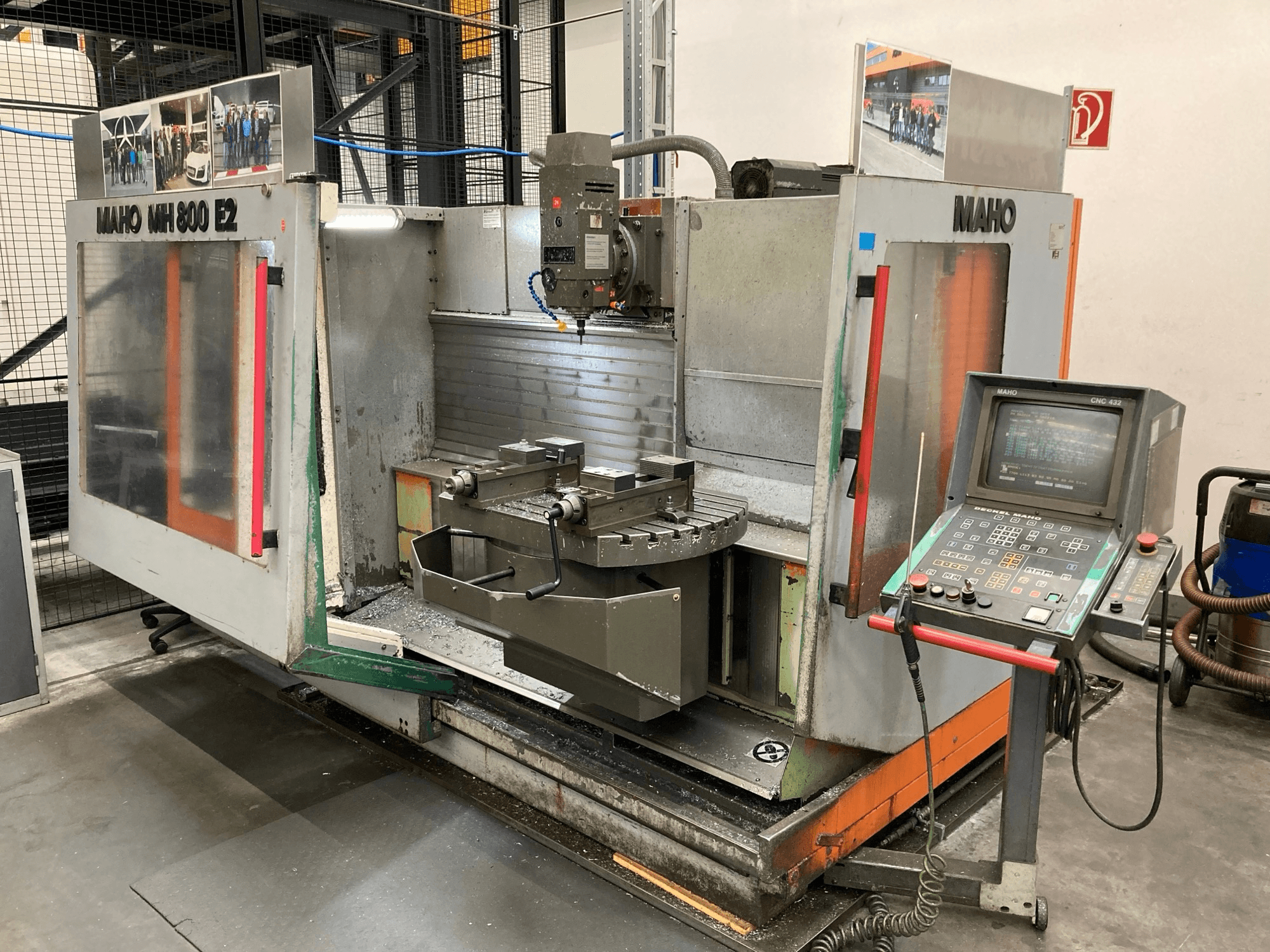 Maho MH 800 E2 CNC-Fräsmaschine in einer Frontansicht mit Bedienfeld, Spindel und Arbeitstisch.