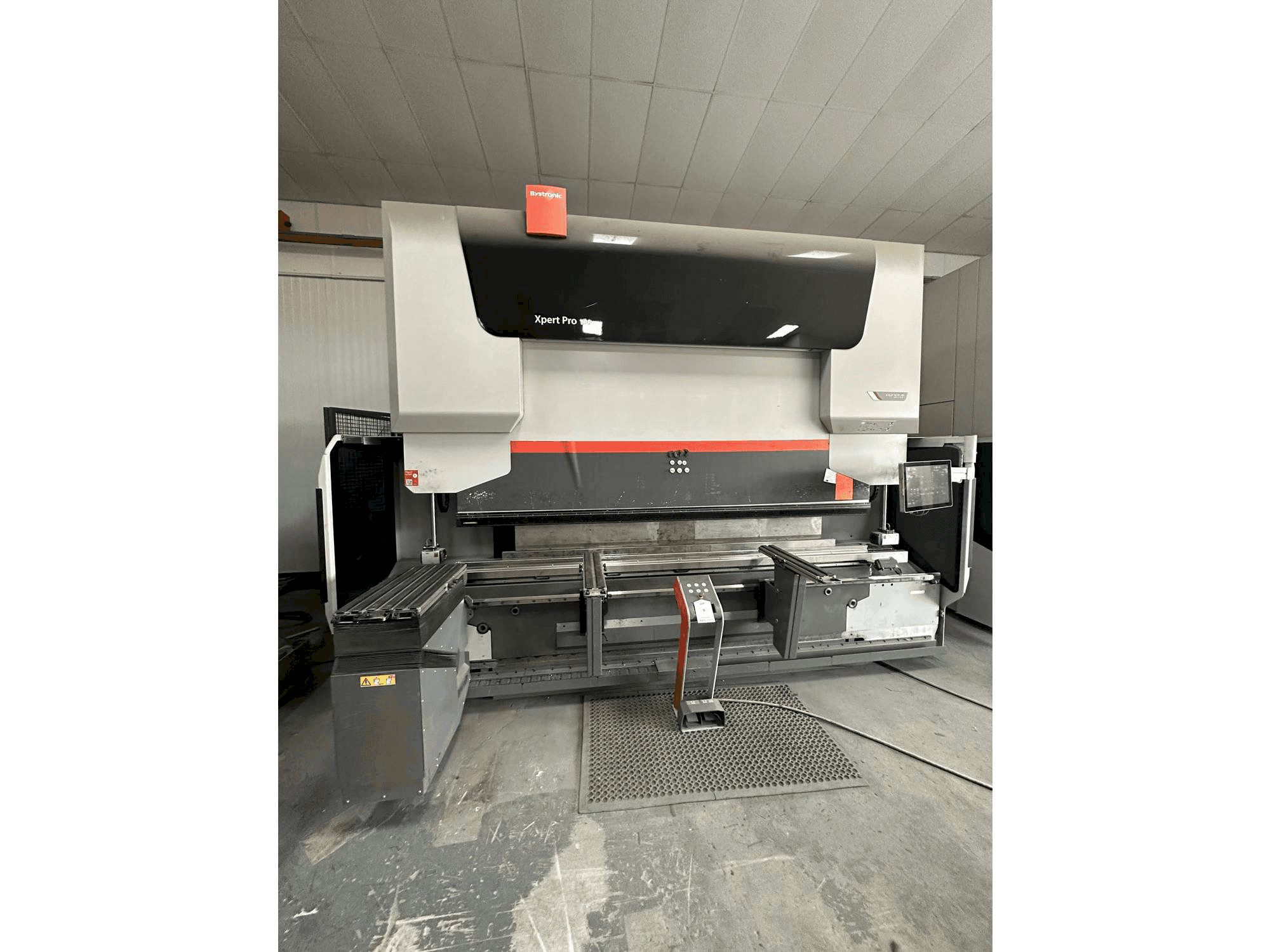 Frontansicht der Bystronic Xpert 150/3100 Maschine