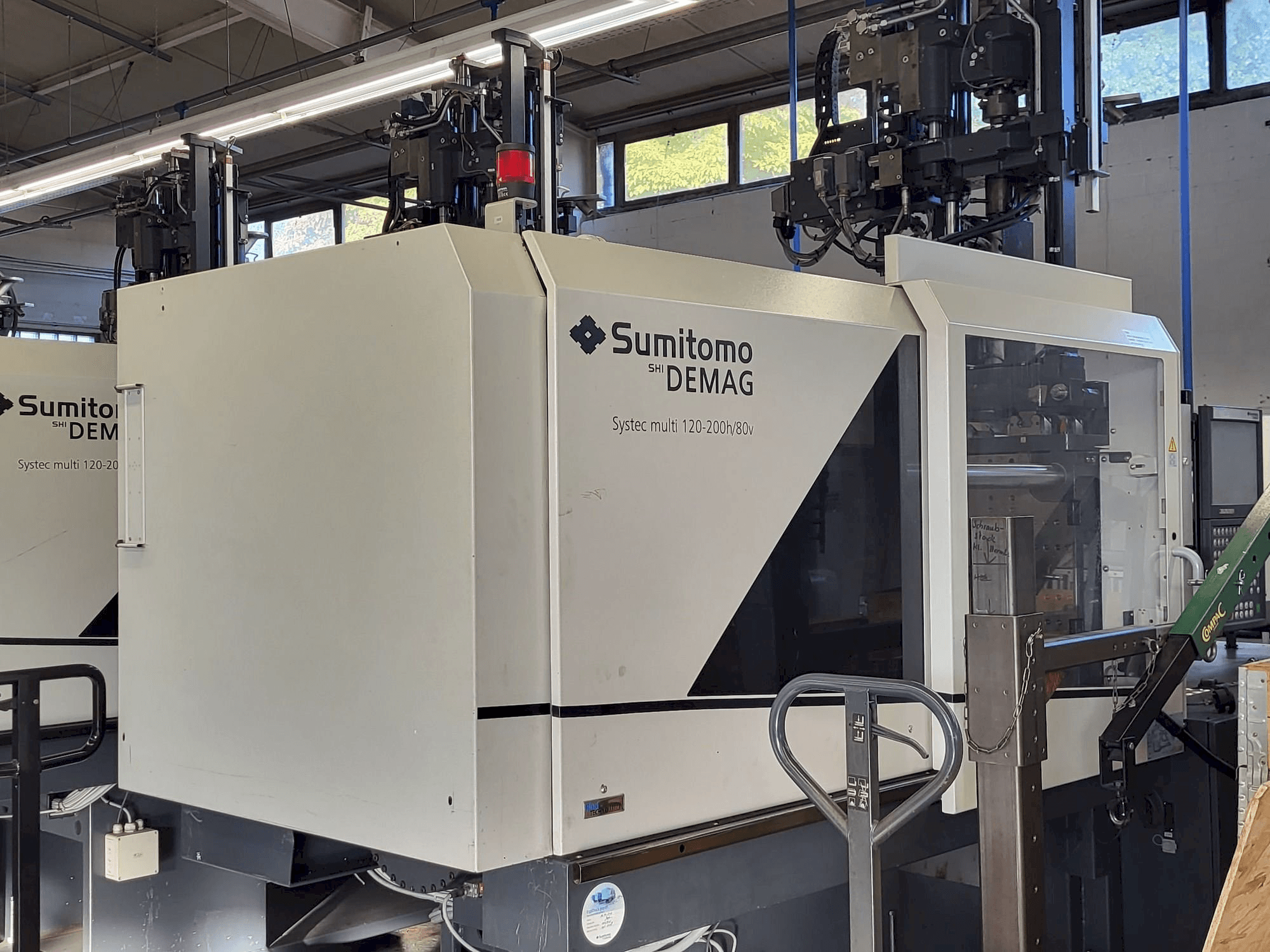 Linke Seitenansicht der Sumitomo SHI DEMAG Multi 120/470-200h/80V Maschine