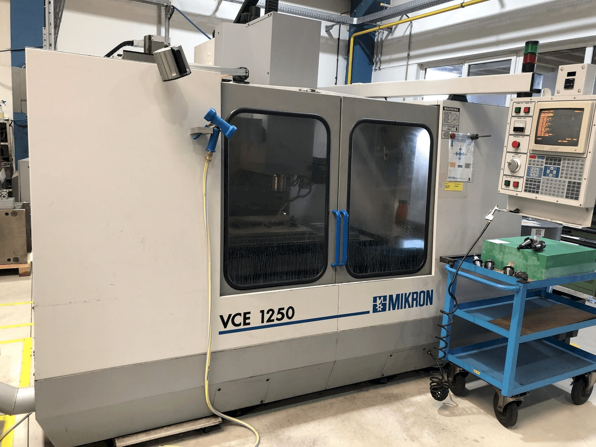 Frontansicht der MIKRON VCE 1250 Maschine