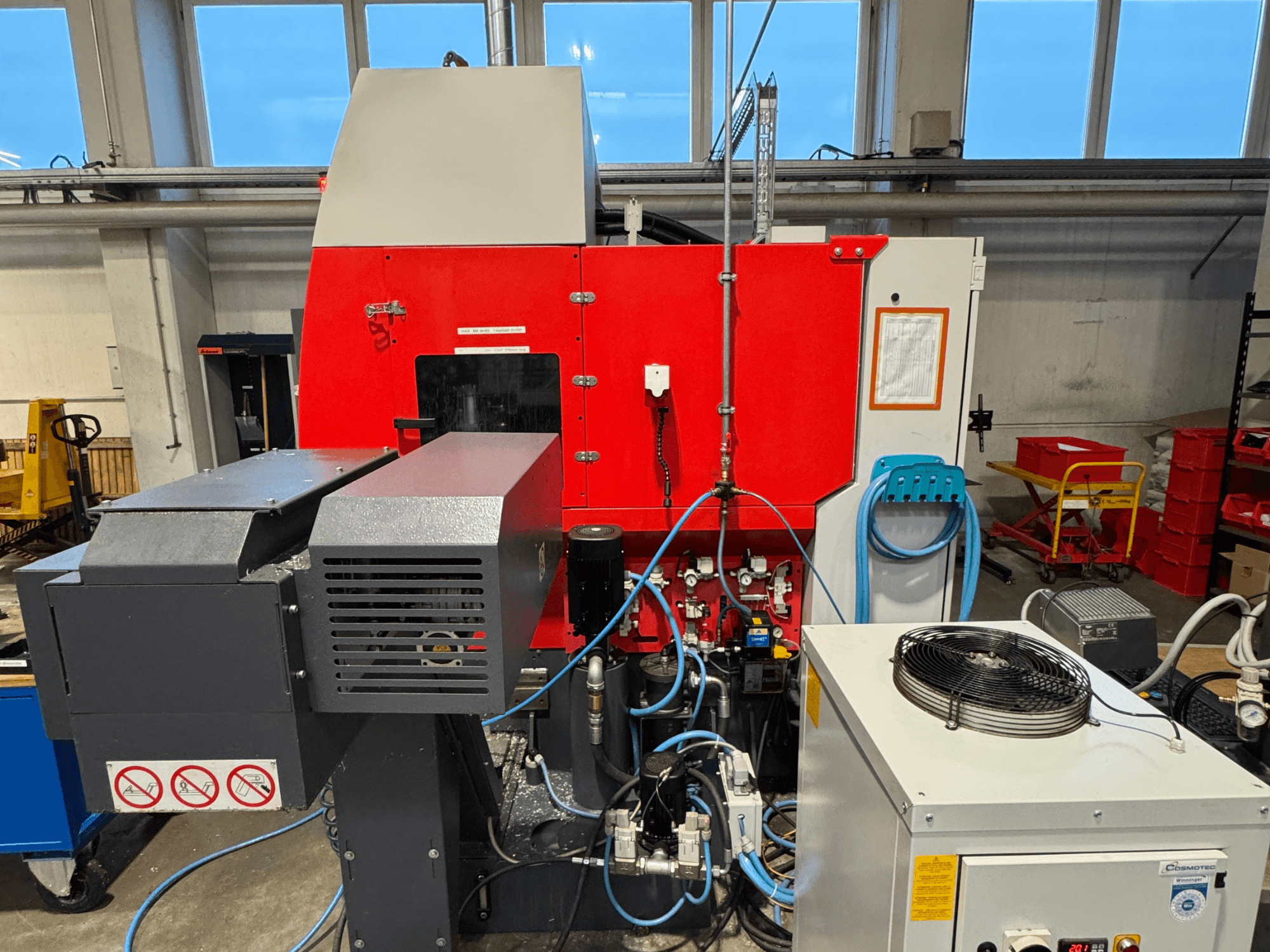 EMCO MAXXMILL 350 Vertikal-Bearbeitungszentrum, Vorderansicht, mit komplexen Maschinen- und Bedienfelddetails.