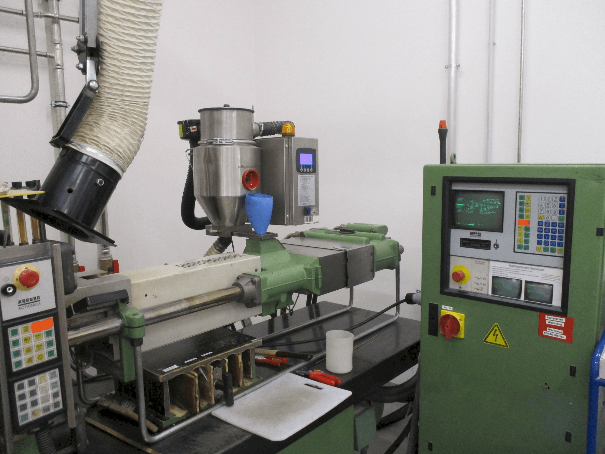 Frontansicht der Arburg Allrounder 320 M 750 - 90/90 2K Maschine