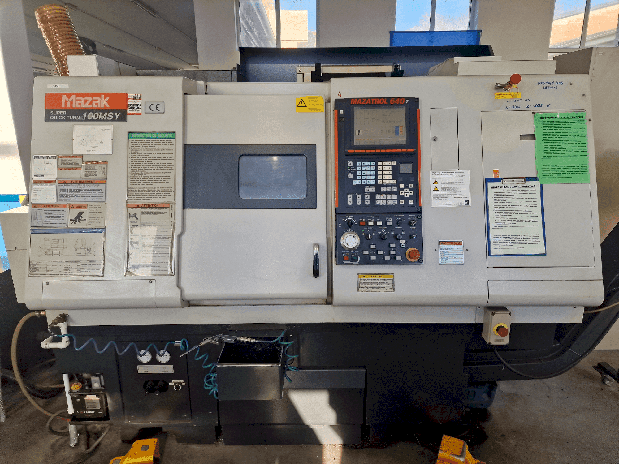 Frontansicht der Mazak SQT-100MSY Maschine