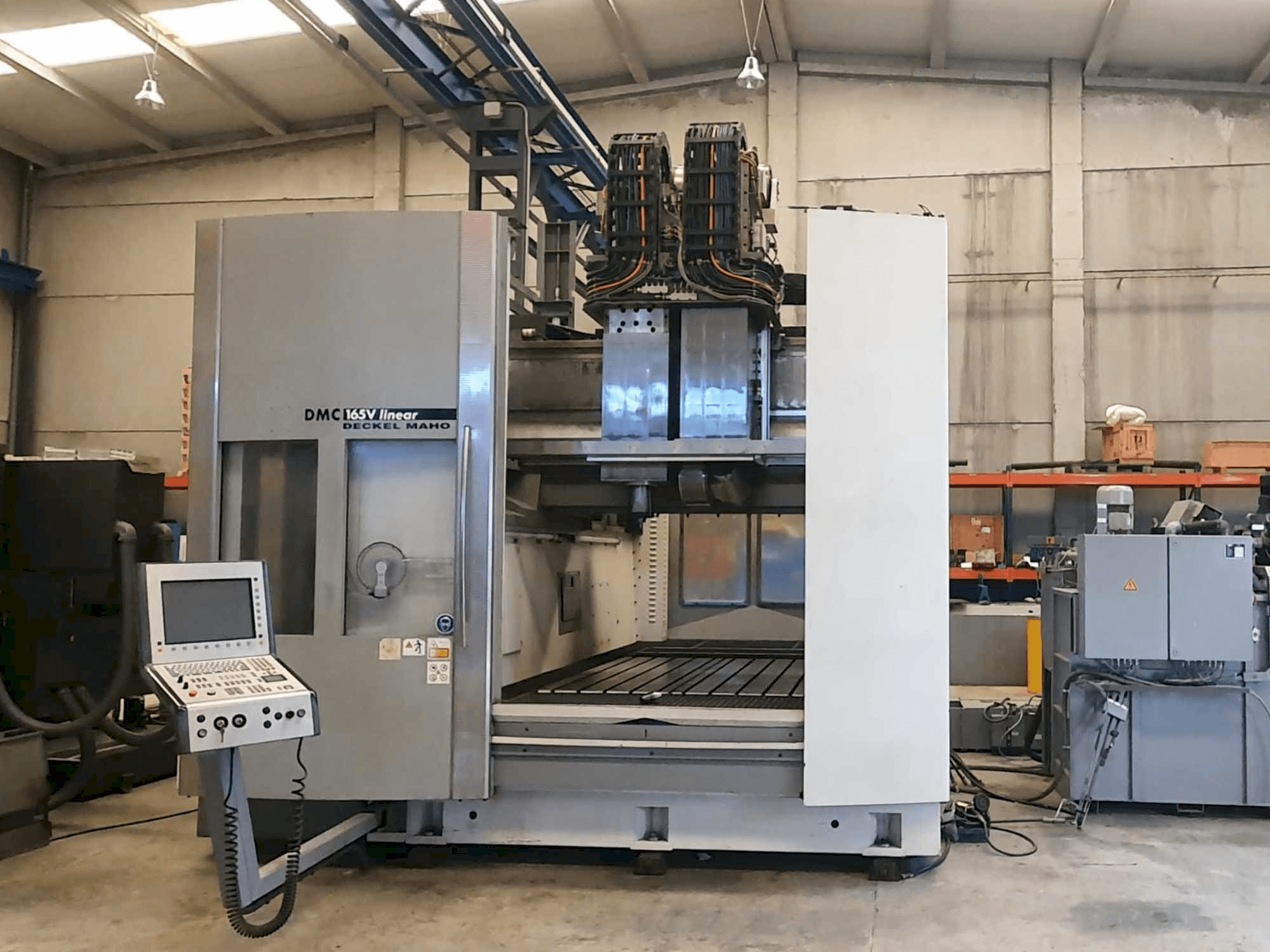 Frontansicht der DECKEL MAHO DMC 165V Linear Maschine