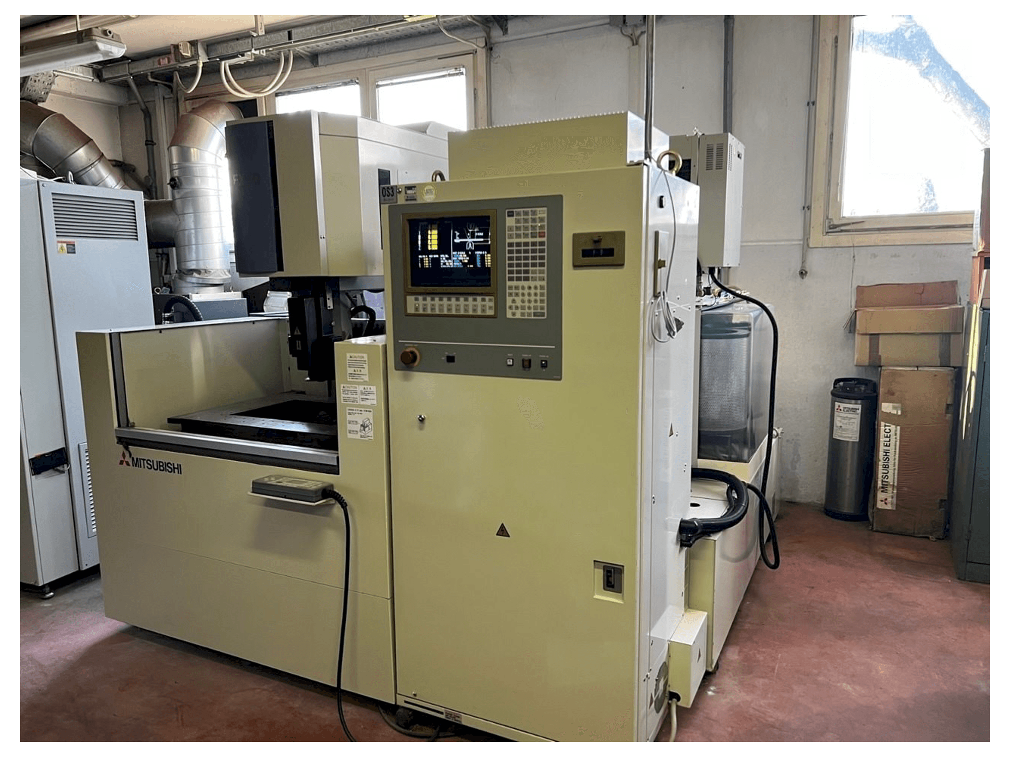 Frontansicht der Mitsubishi fx 20 Maschine