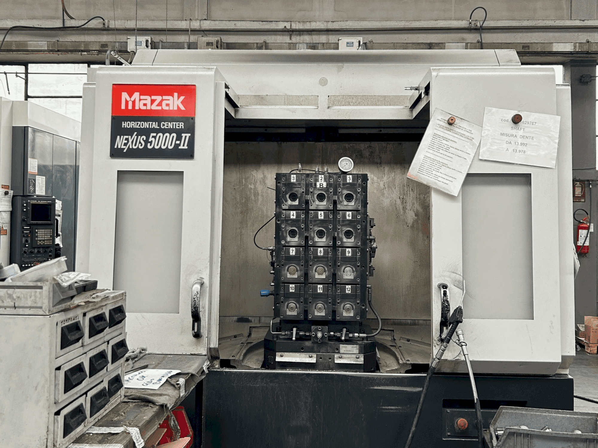 Frontansicht der Mazak NEXUS 5000 II Maschine