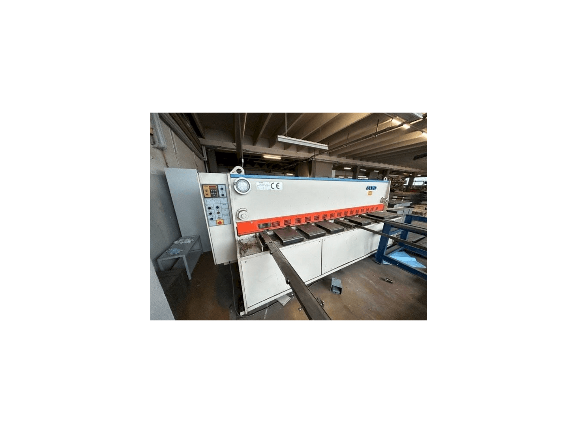 Frontansicht der LVD HST-C 31/6 Maschine