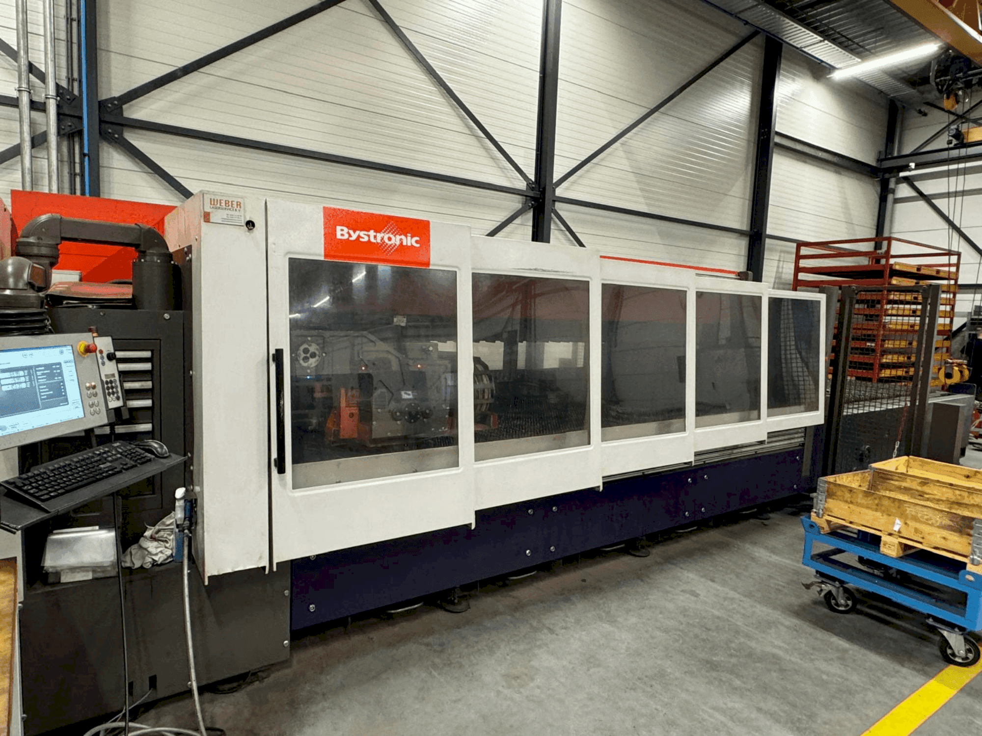 Frontansicht der Bystronic BySpeed 3015 Maschine