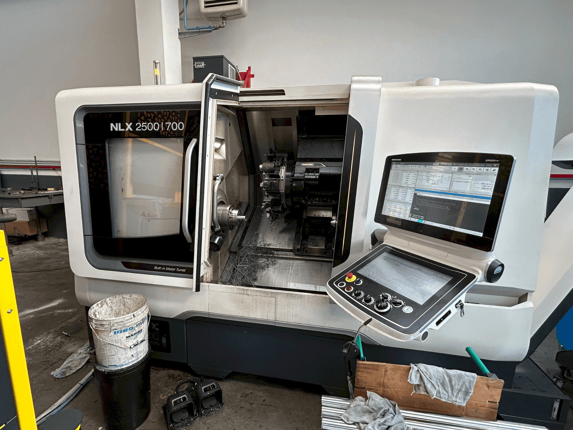 Frontansicht der DMG MORI NLX 2500 Y / 700 Maschine