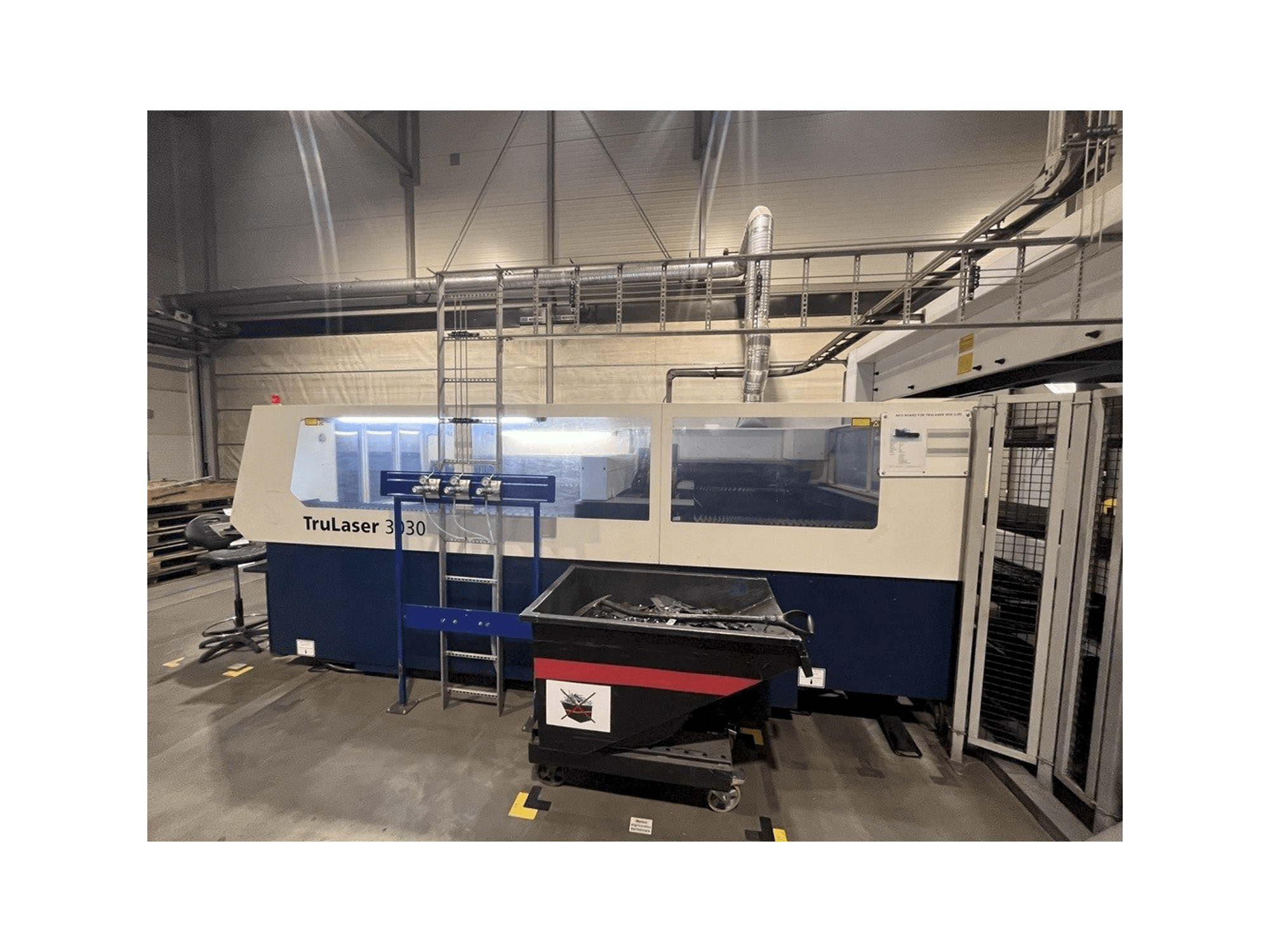 Frontansicht der TRUMPF TruLaser 3030 L30 Maschine